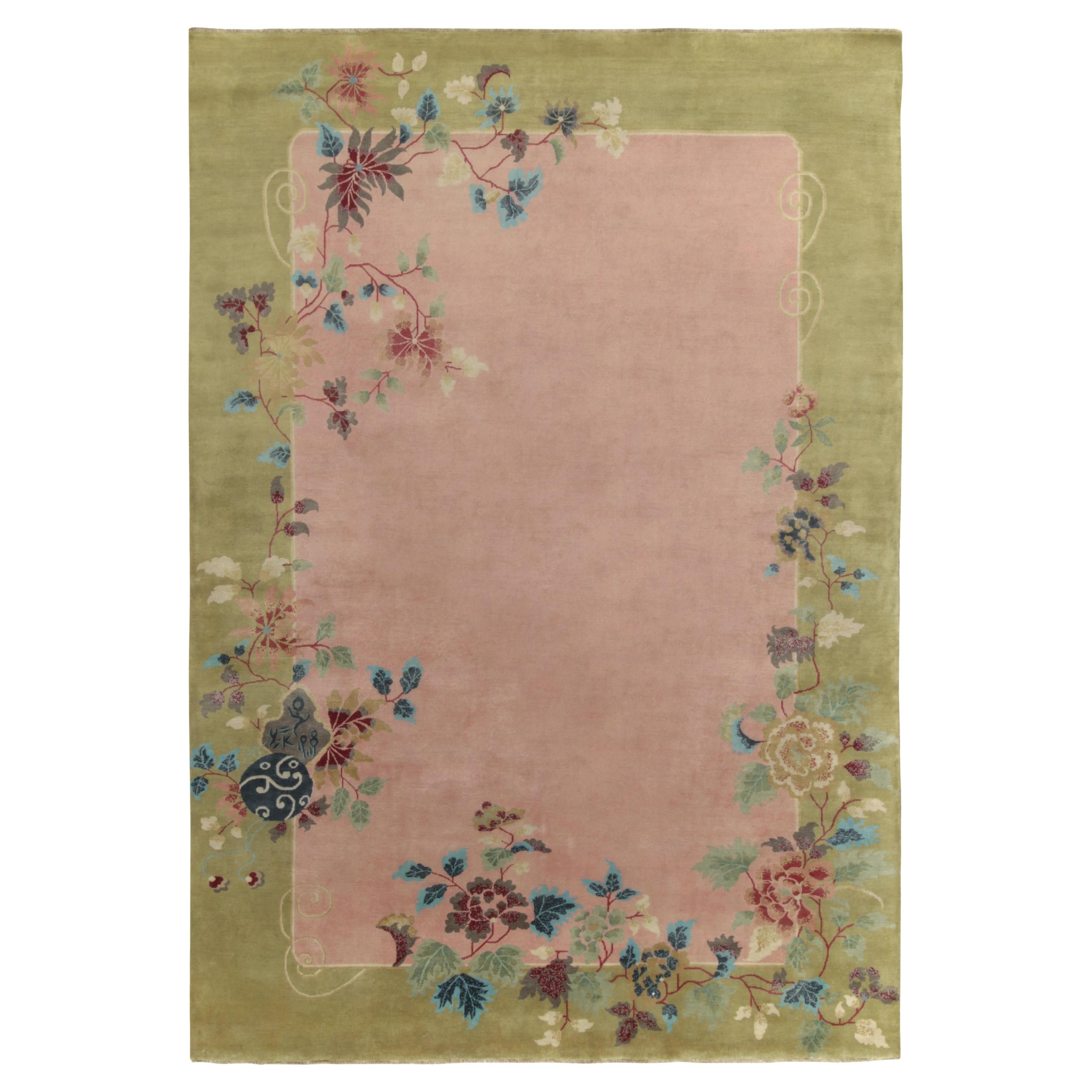 Rug & Kilim's Art Deco Teppich im chinesischen Stil in Rosa, grüner Bordüre und floralen Mustern im Angebot