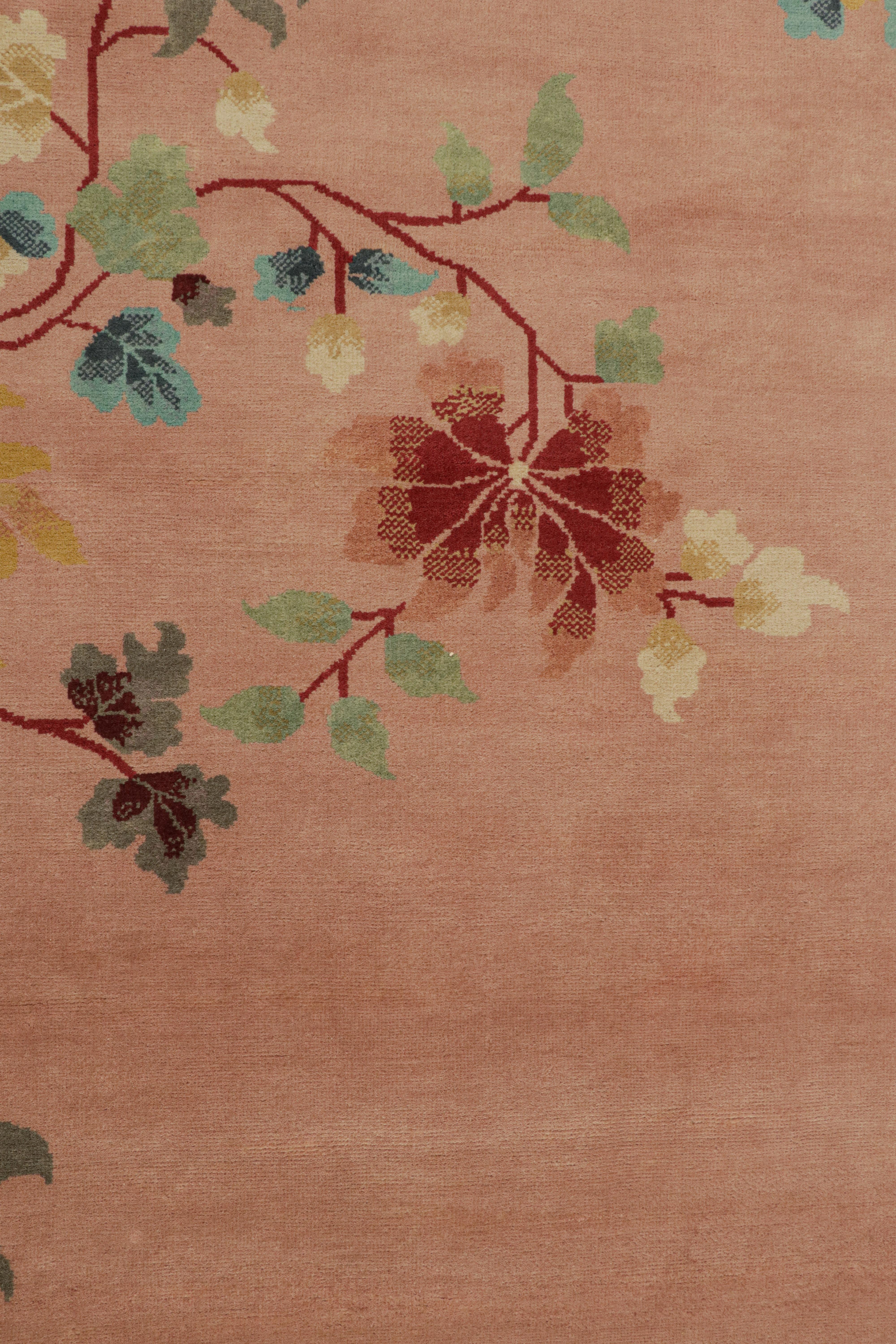 Rug & Kilim's Chinese Style Art Deco Teppich in Pink & Grün mit bunten Blumen (Art déco) im Angebot
