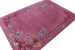 Rug & Kilim's Chinese Style Art Deco Teppich in Rosa mit bunten Blumenmustern