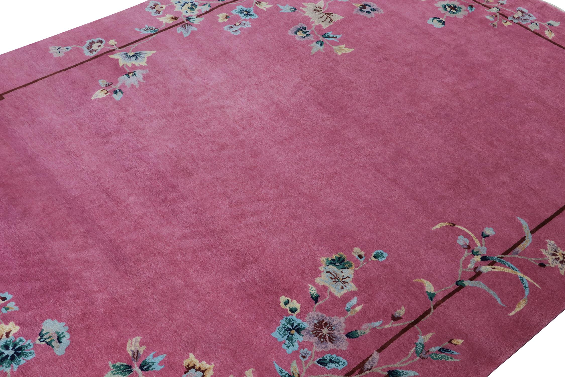 Alfombra Art Decó de estilo chino de Rug & Kilim en rosa con motivos florales de colores Anudado a mano en venta