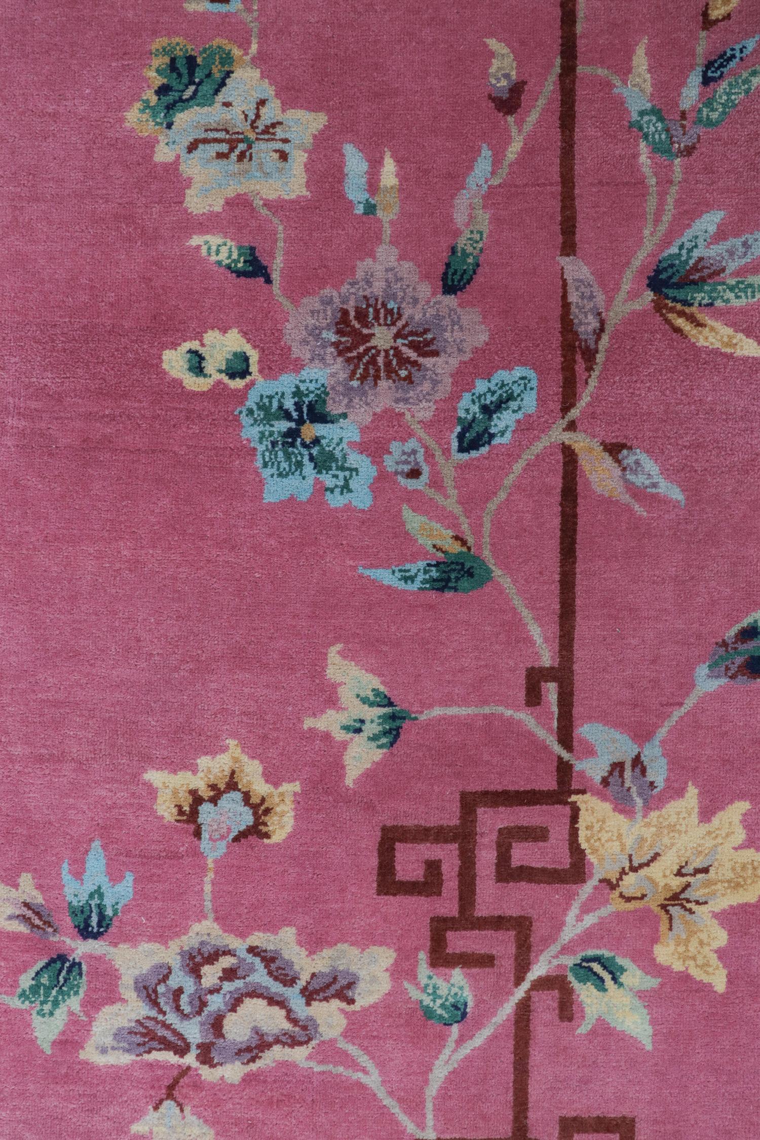 Alfombra Art Decó de estilo chino de Rug & Kilim en rosa con motivos florales de colores Siglo XXI y contemporáneo en venta