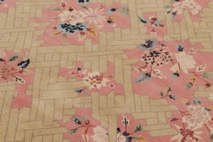 Rug & Kilim's Chinese Style Art Deco Teppich in Rosa mit bunten Blumen