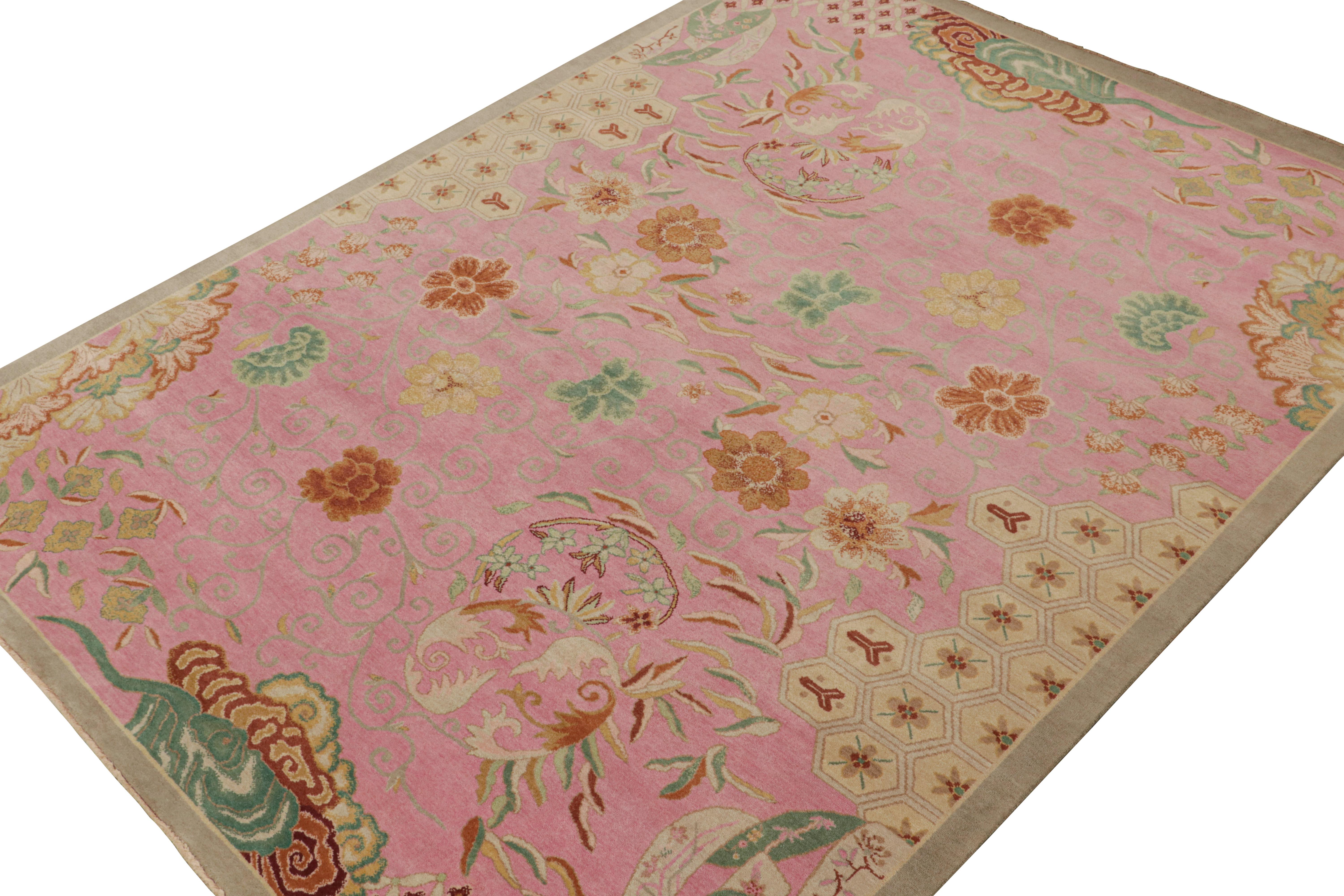 Rug & Kilim's Chinese Style Art Deco Teppich in Pink mit grünen und gold-braunen Blumen (Indisch) im Angebot