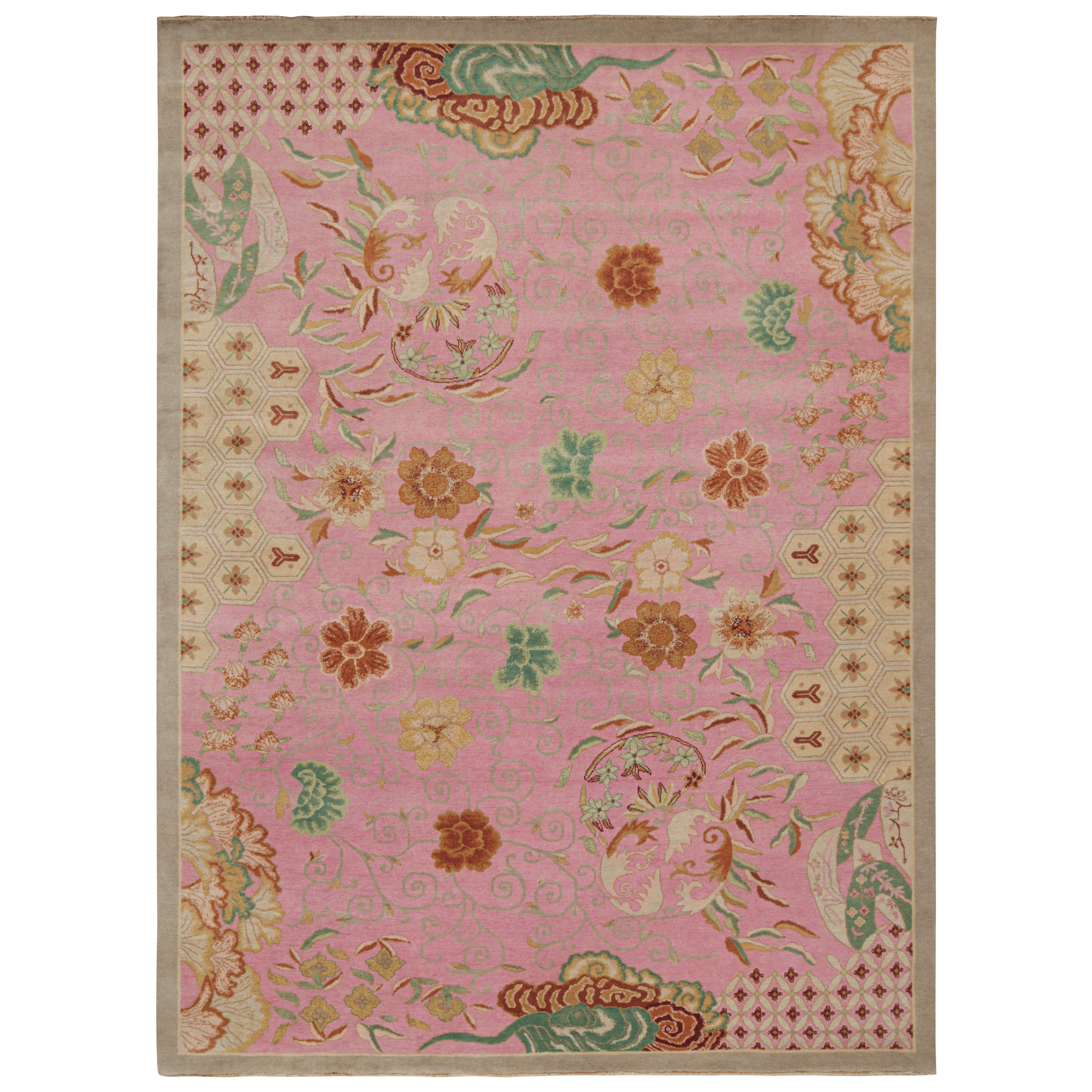 Tappeto Rug & Kilim in stile cinese Art Deco in rosa con fiori verdi e oro-marrone in vendita