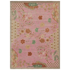 Rug & Kilim's Chinese Style Art Deco Teppich in Pink mit grünen und gold-braunen Blumen