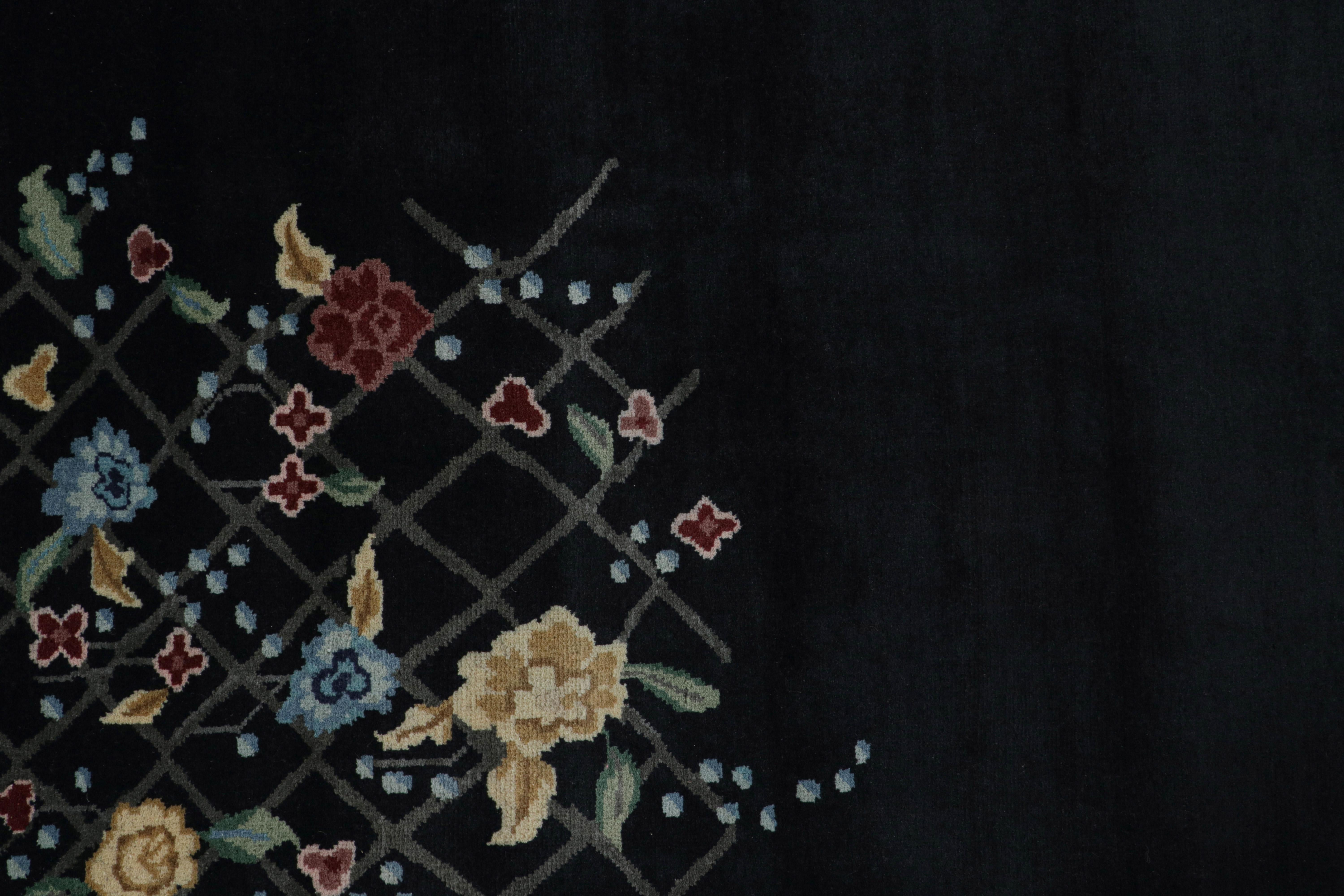 Rug & Kilim's Chinese Style Art Deco Teppich in Rot & Schwarz mit bunten Blumenmotiven im Zustand „Neu“ im Angebot in Long Island City, NY