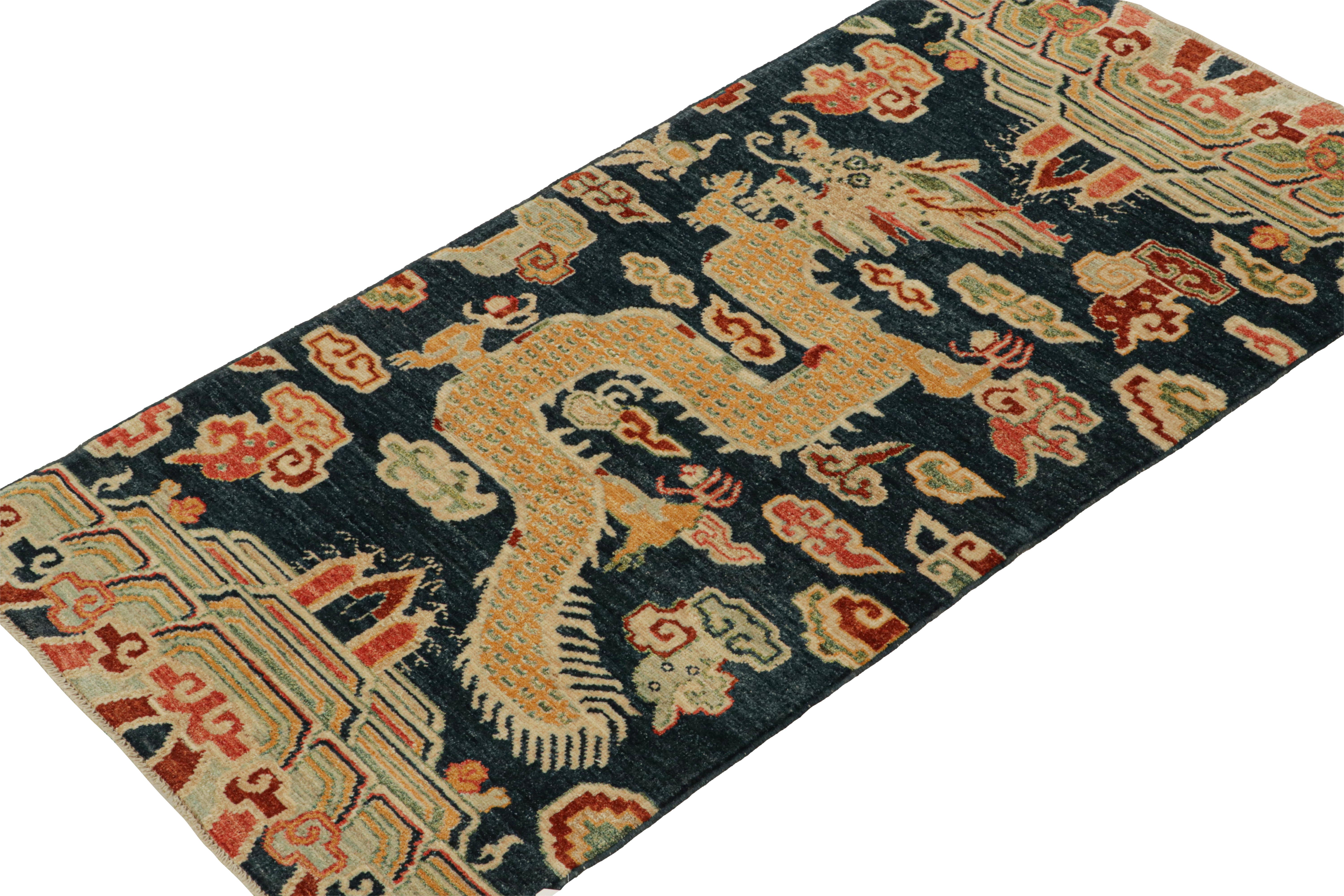 Noué à la main Tapis & Kilim's Chinese Style Custom Runner in Blue with Gold Dragon Pictorial (Tapis & Kilim's Chinese Style Custom Runner in Blue with Gold Dragon Pictorial) en vente