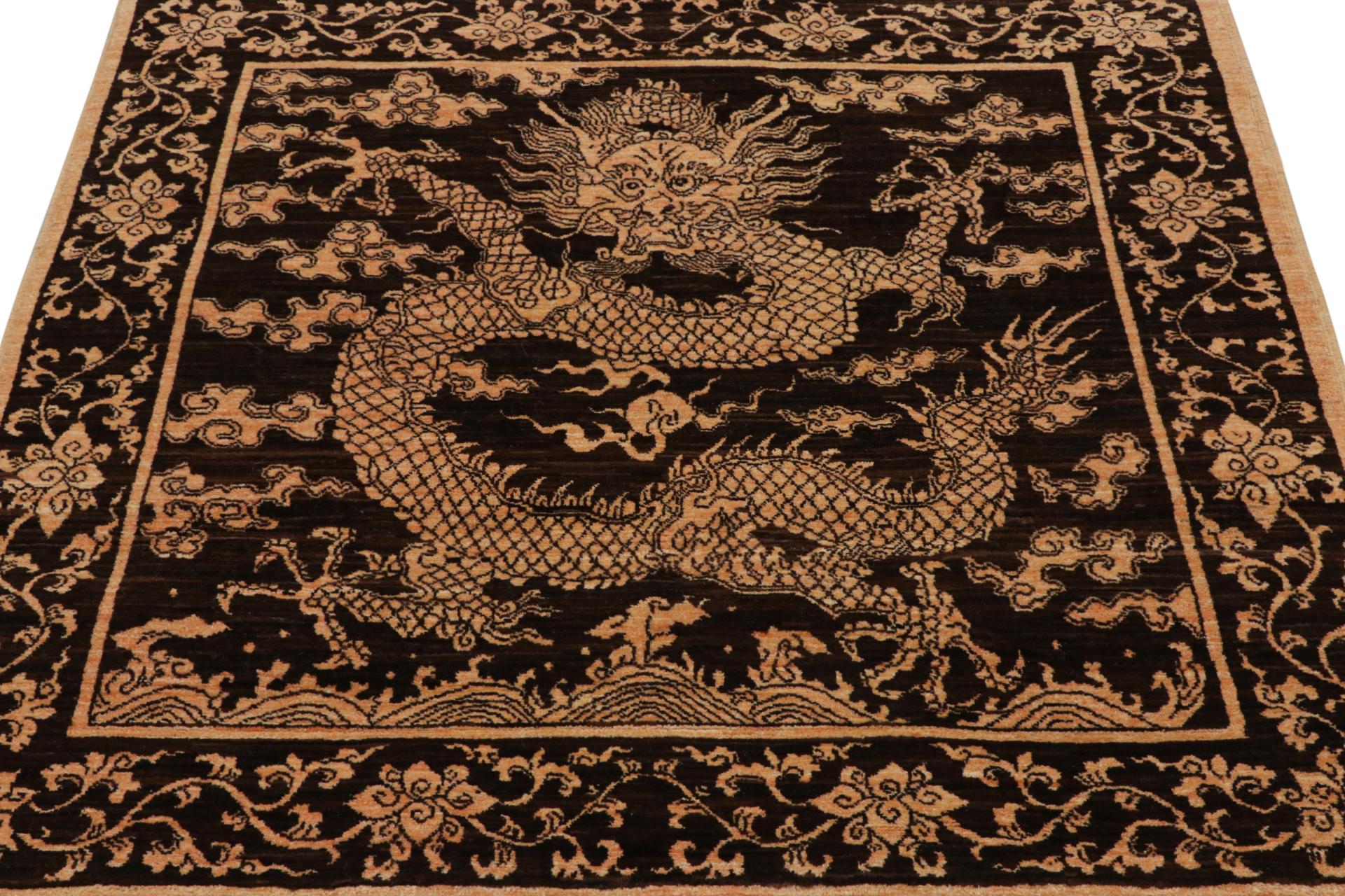 Rug & Kilims Drachenteppich im chinesischen Stil mit braunen, schwarzen und goldenen Motiven (Afghanisch) im Angebot