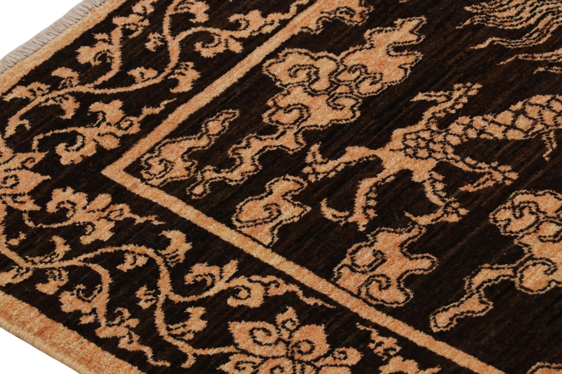 Rug & Kilims Drachenteppich im chinesischen Stil mit braunen, schwarzen und goldenen Motiven im Zustand „Neu“ im Angebot in Long Island City, NY