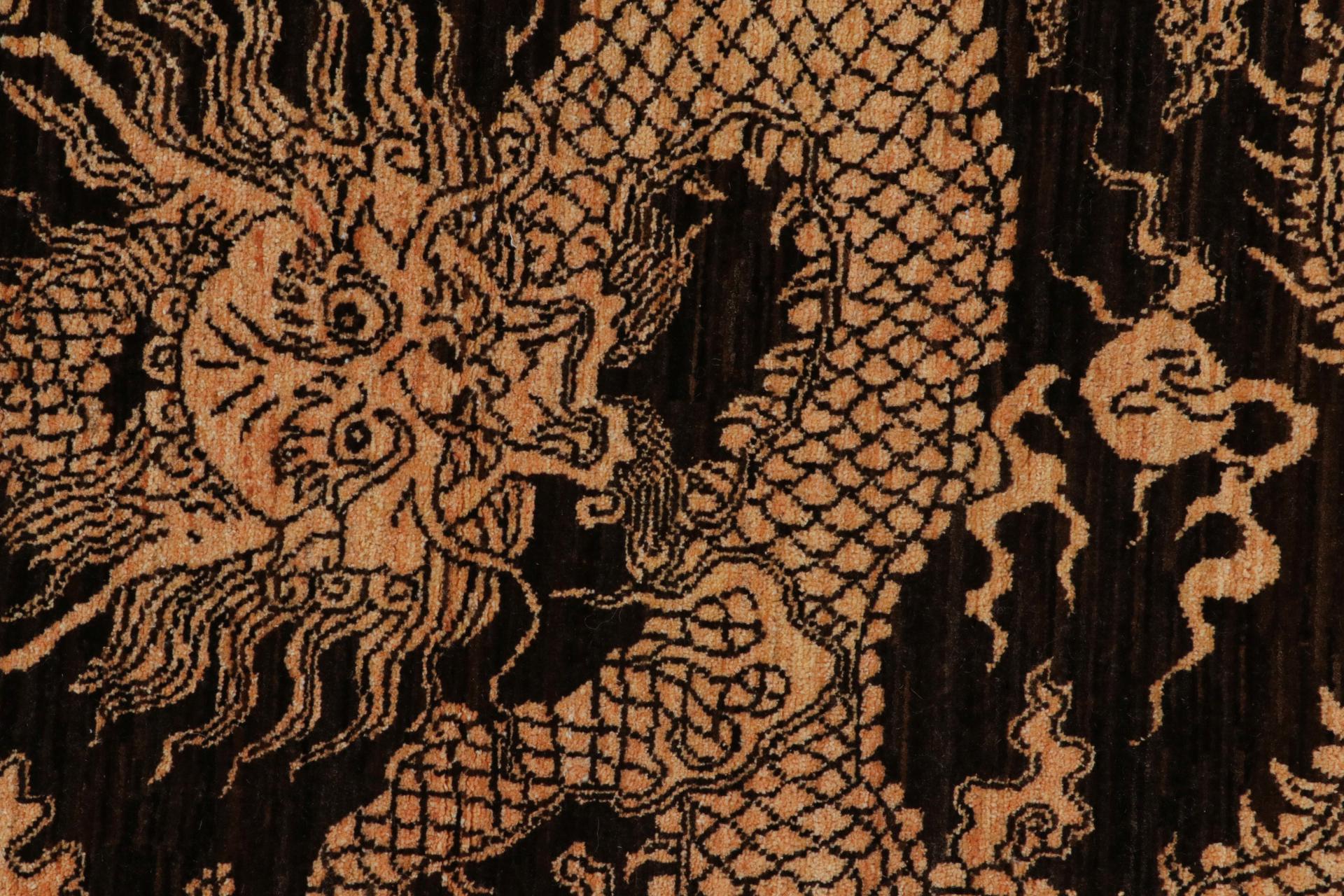 Rug & Kilims Drachenteppich im chinesischen Stil mit braunen, schwarzen und goldenen Motiven (21. Jahrhundert und zeitgenössisch) im Angebot