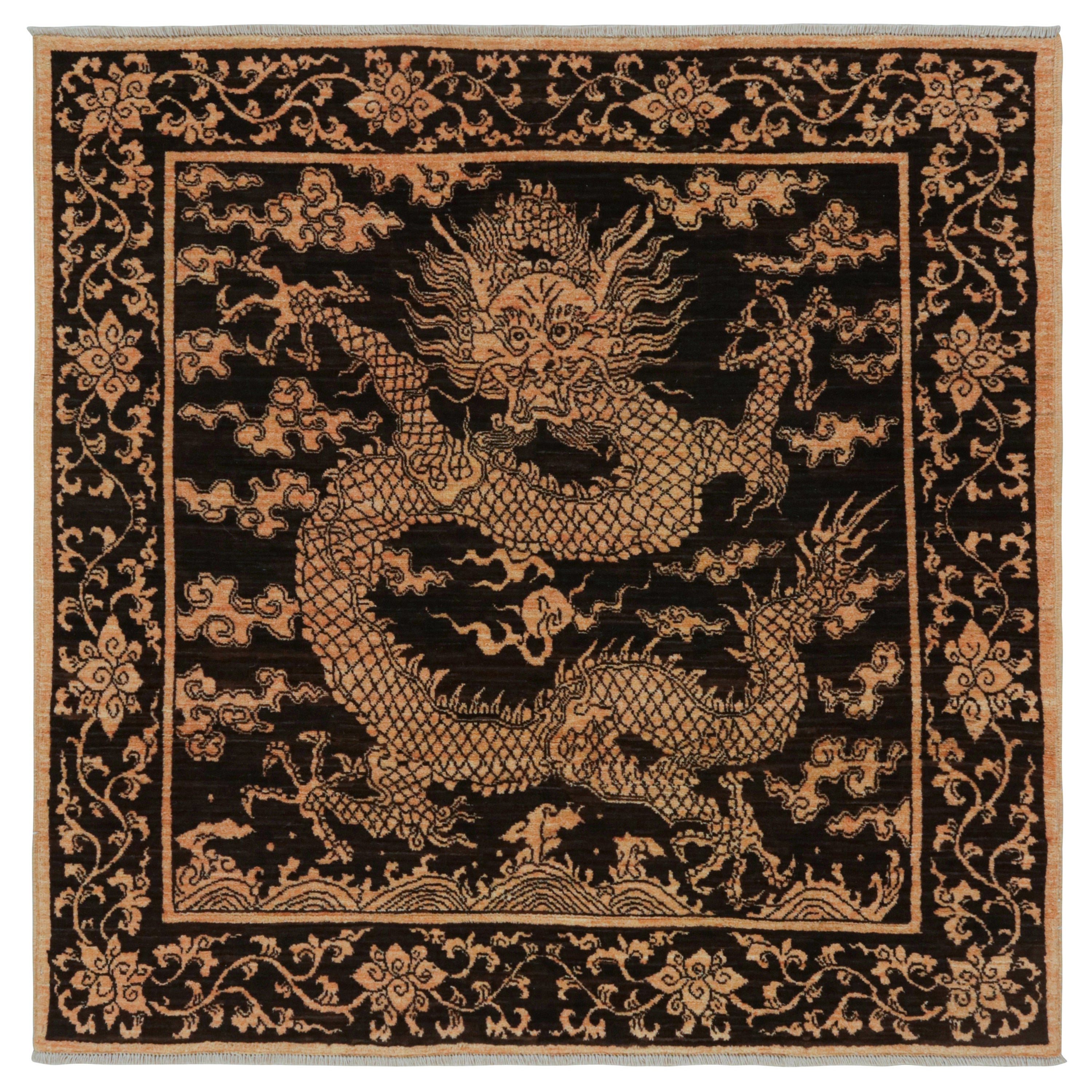 Rug & Kilims Drachenteppich im chinesischen Stil mit braunen, schwarzen und goldenen Motiven im Angebot