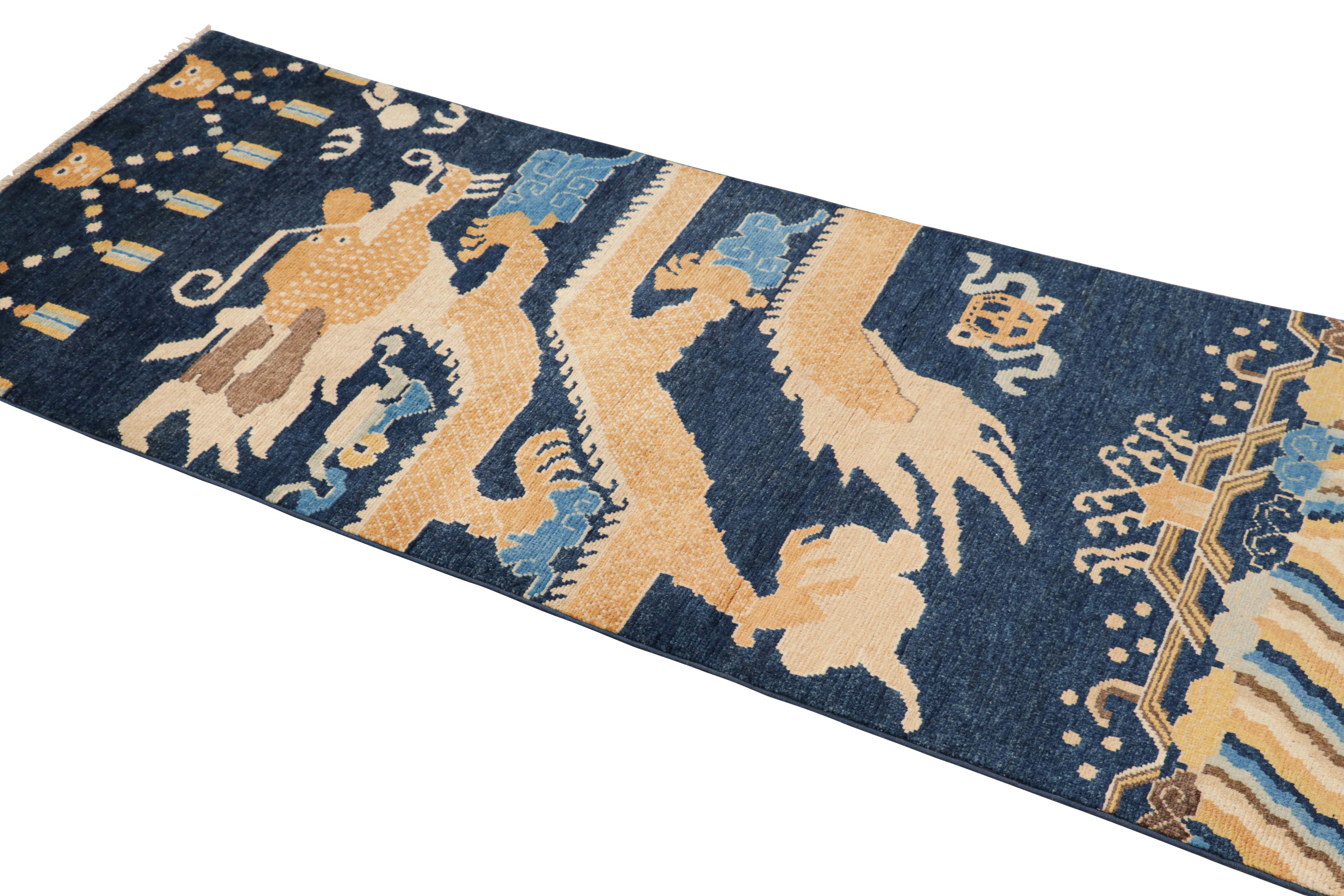 Noué à la main Tapis de course Dragon pictural de style chinois bleu marine et or de Rug & Kilim en vente