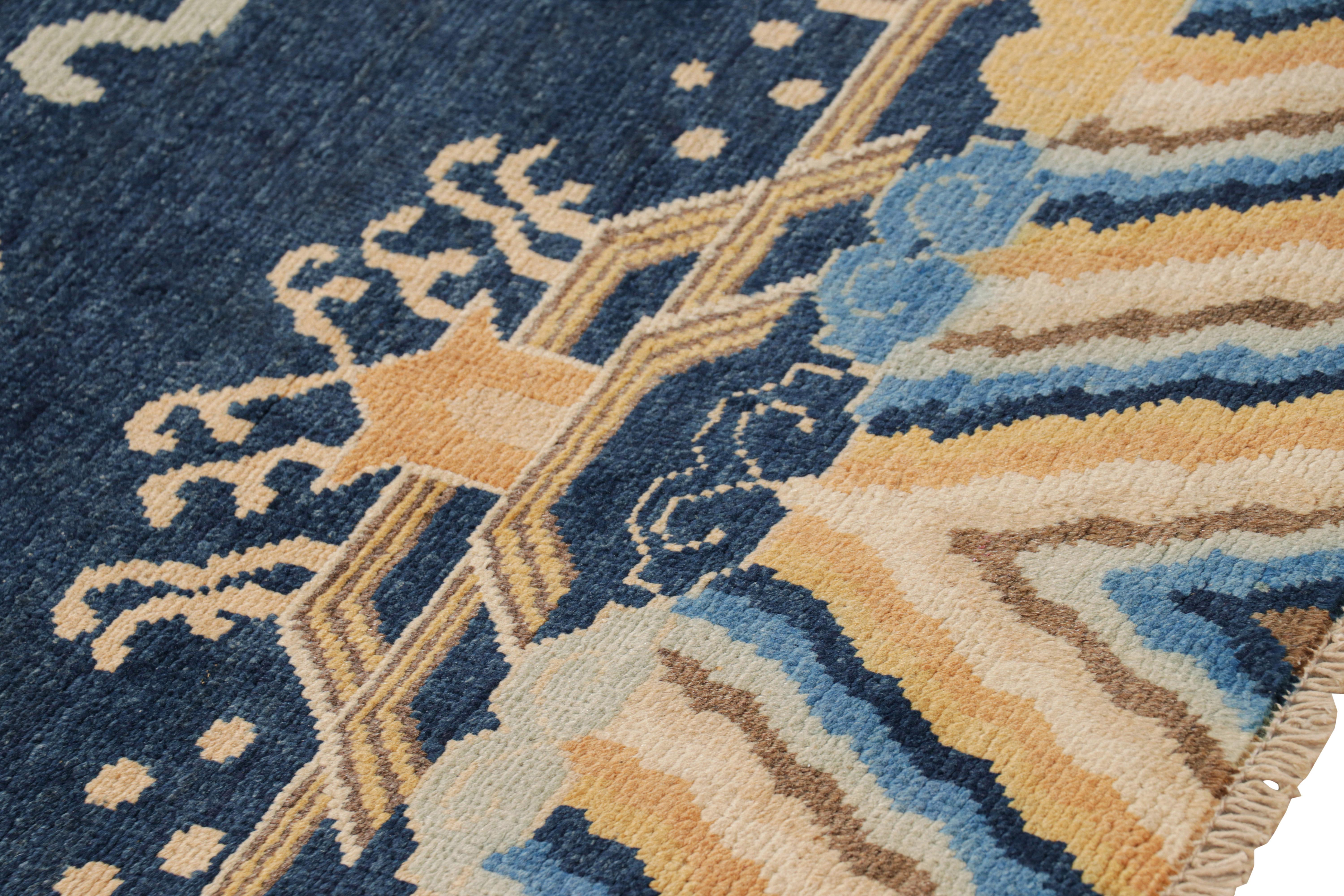 XXIe siècle et contemporain Tapis de course Dragon pictural de style chinois bleu marine et or de Rug & Kilim en vente