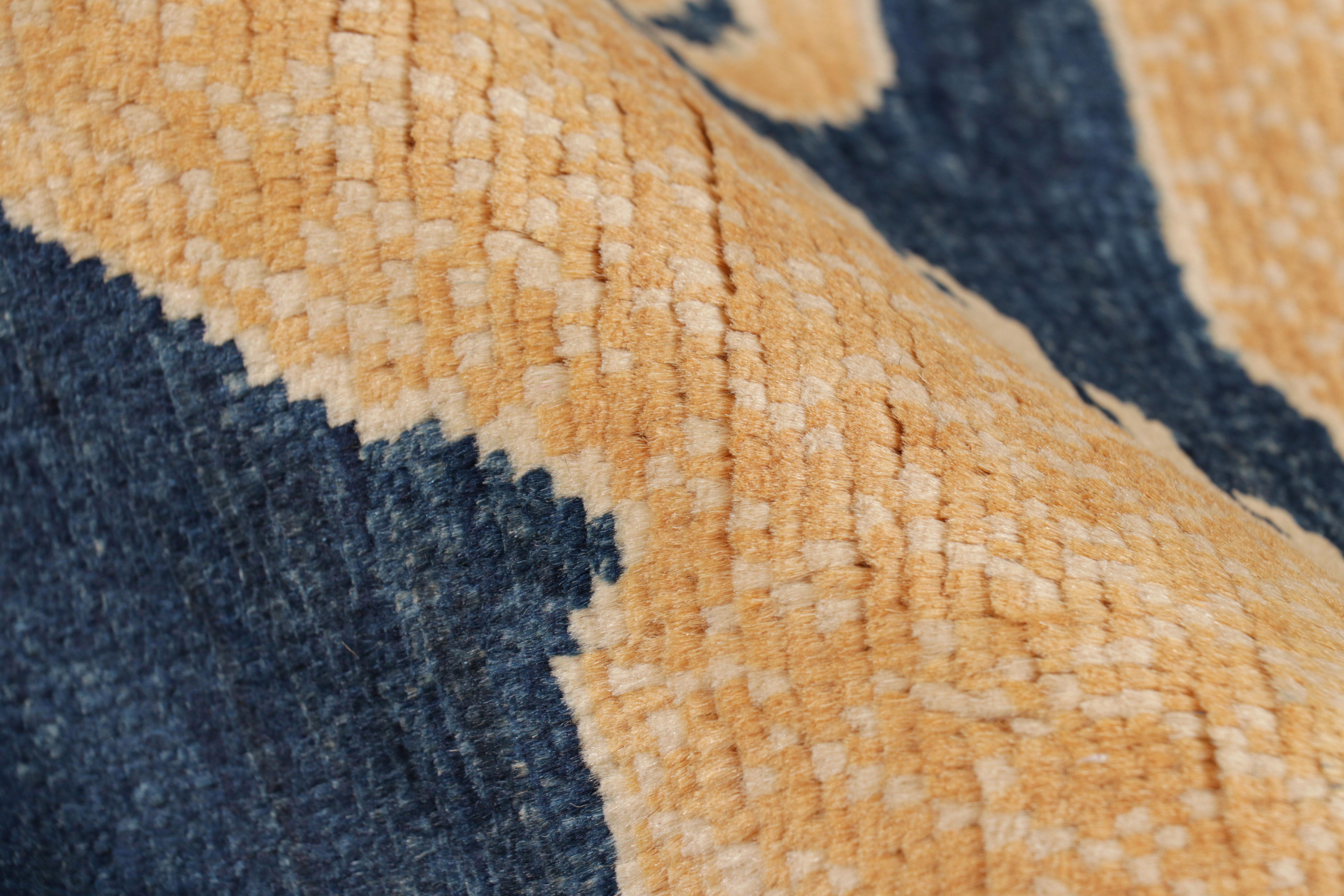 Laine Tapis de course Dragon pictural de style chinois bleu marine et or de Rug & Kilim en vente