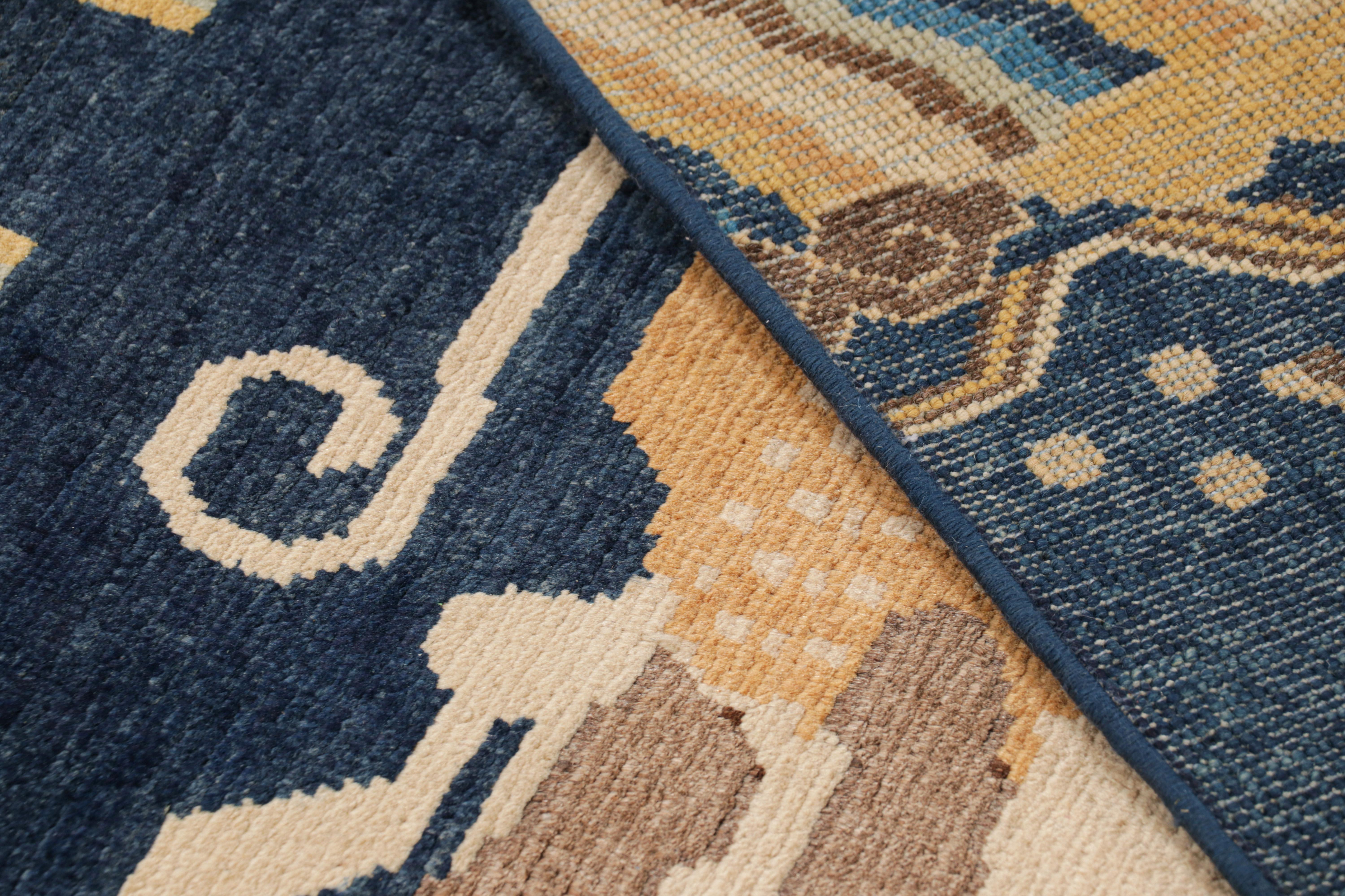Tapis de course Dragon pictural de style chinois bleu marine et or de Rug & Kilim en vente 1