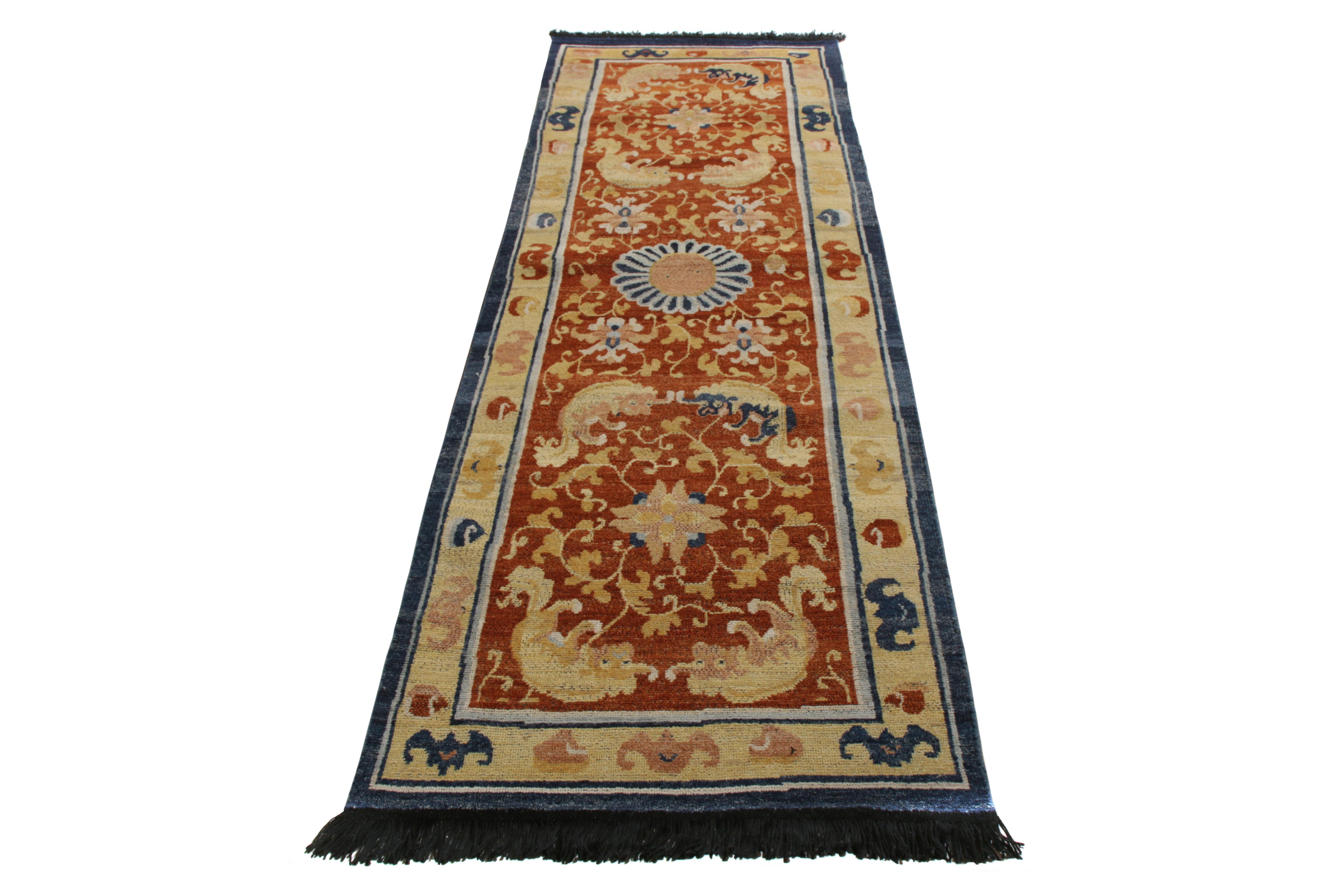 Un chemin de table 3x9 inspiré des styles classiques de tapis chinois, de la collection Burano de Rug & Kilim. Noué à la main dans une laine Ghazni d'une douceur exceptionnelle, cet article se distingue par sa richesse en or et en orange, le beige