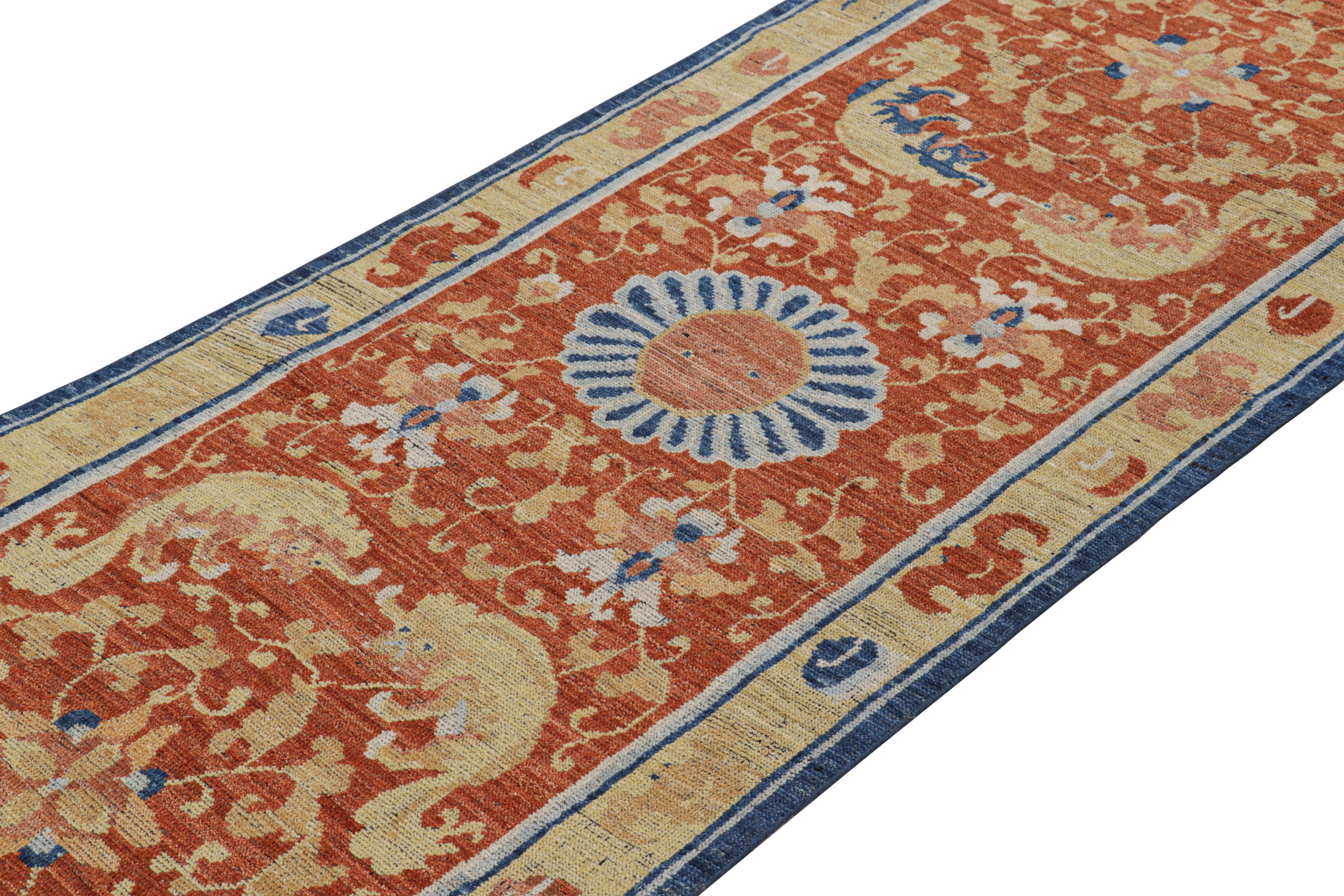 Annodato a mano in una speciale miscela di lana di Ghazni, questo tappeto runner 3x9 è una nuova ed entusiasmante aggiunta alla collezione Burano di Rug & Kilim, ispirata agli antichi tappeti cinesi Art Deco, in particolare ai rari design che