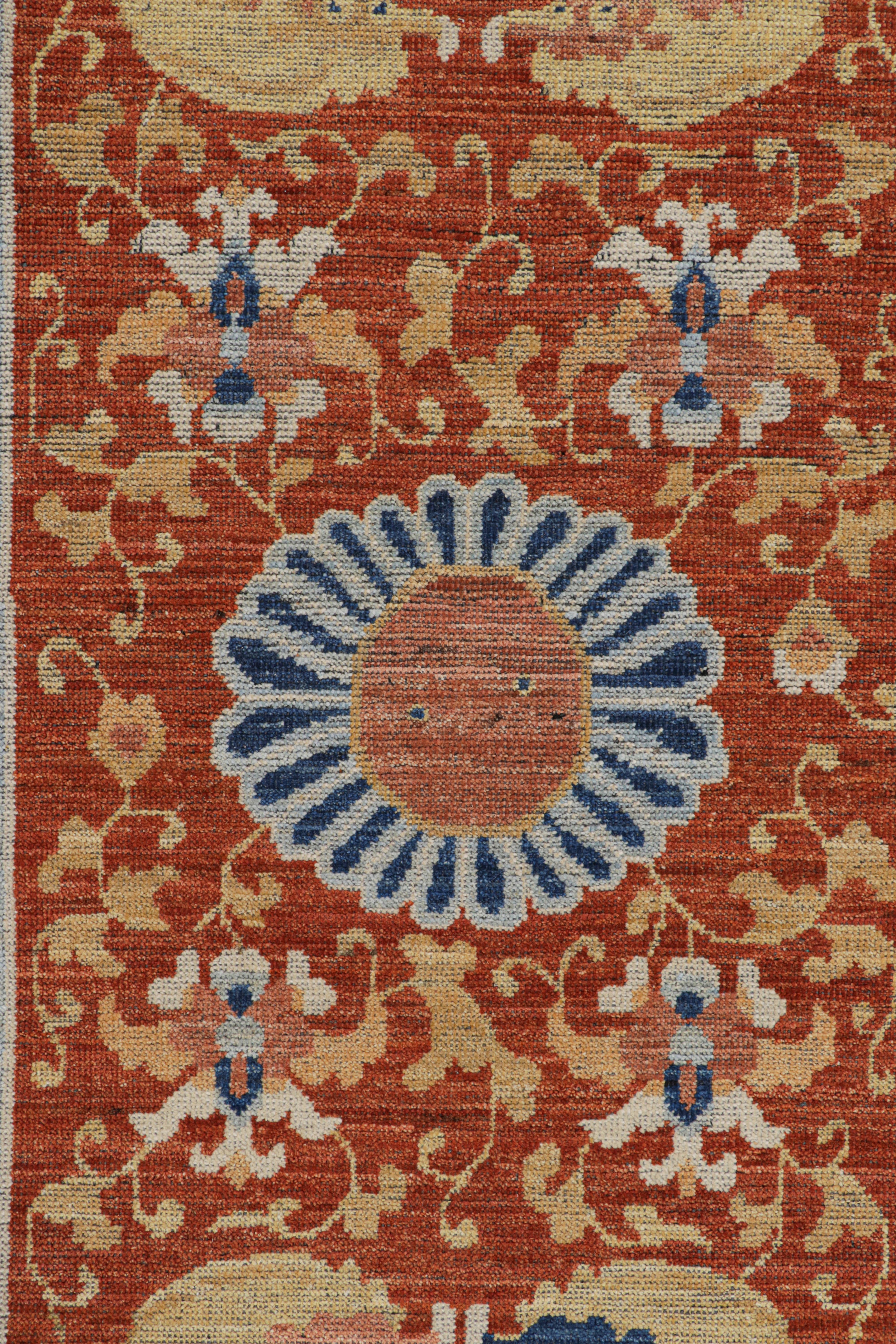 Art Déco Rug & Kilim è un tappeto runner in stile cinese di colore arancione bruciato con pitture Kirin in vendita