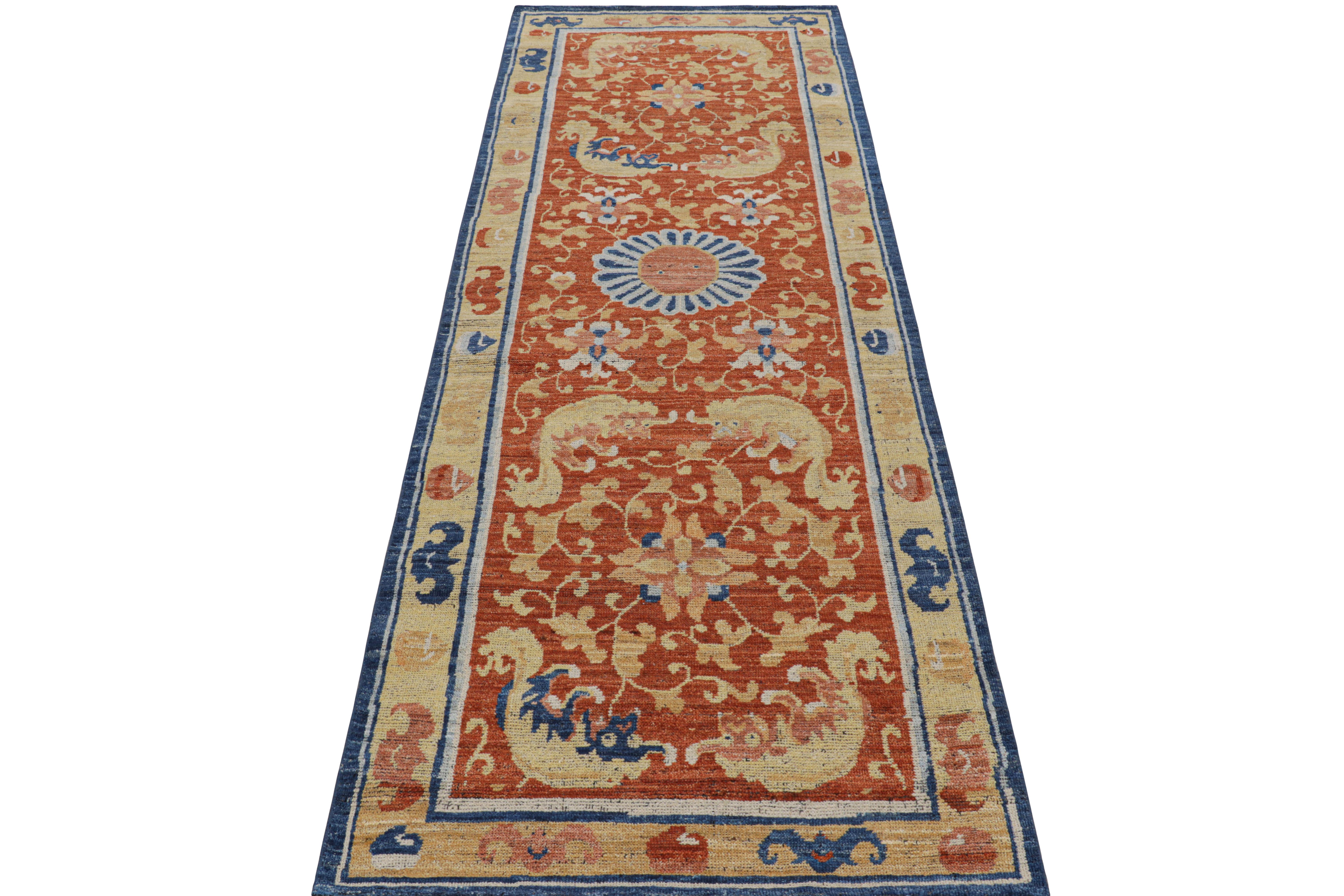 Indiano Rug & Kilim è un tappeto runner in stile cinese di colore arancione bruciato con pitture Kirin in vendita