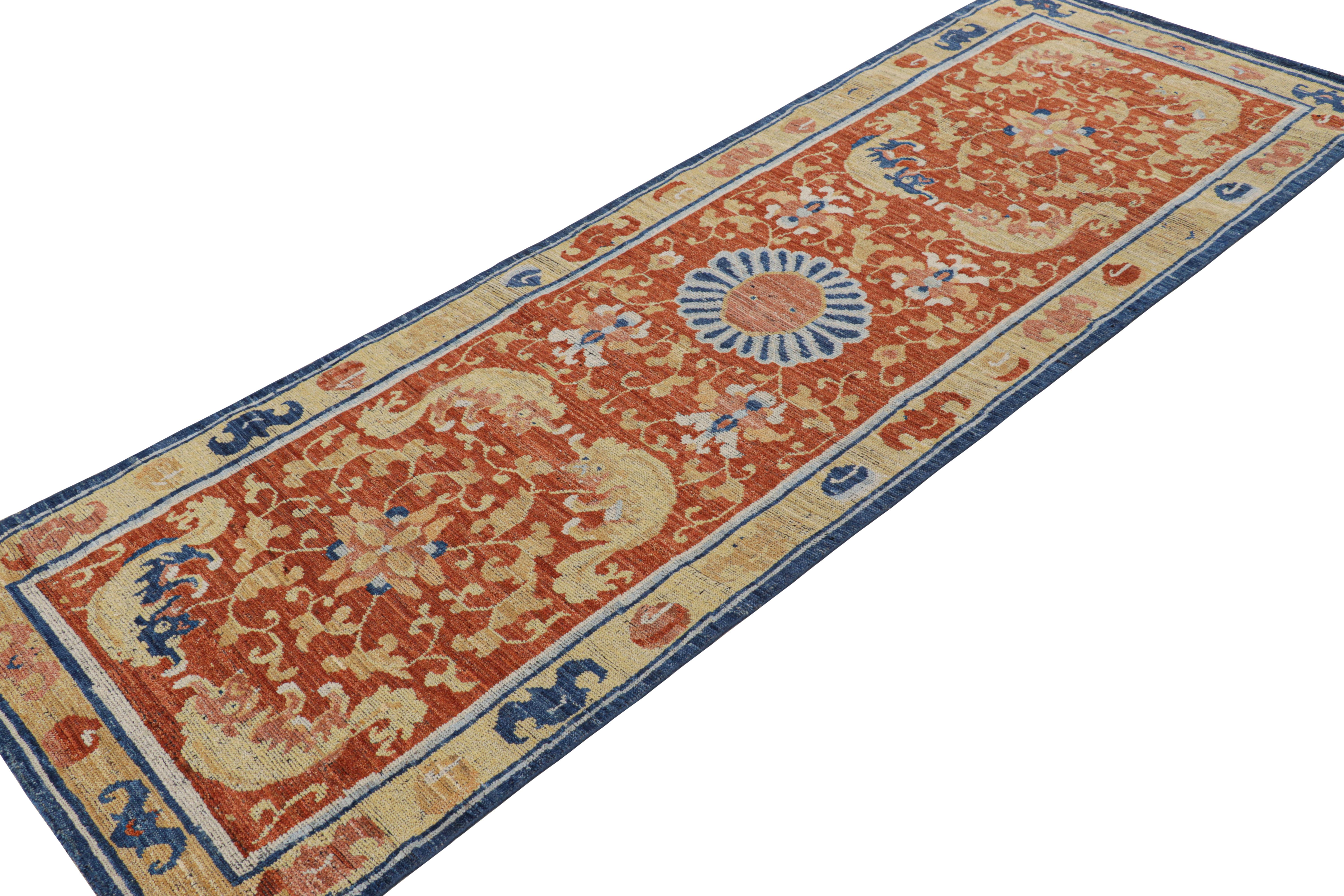 Annodato a mano Rug & Kilim è un tappeto runner in stile cinese di colore arancione bruciato con pitture Kirin in vendita