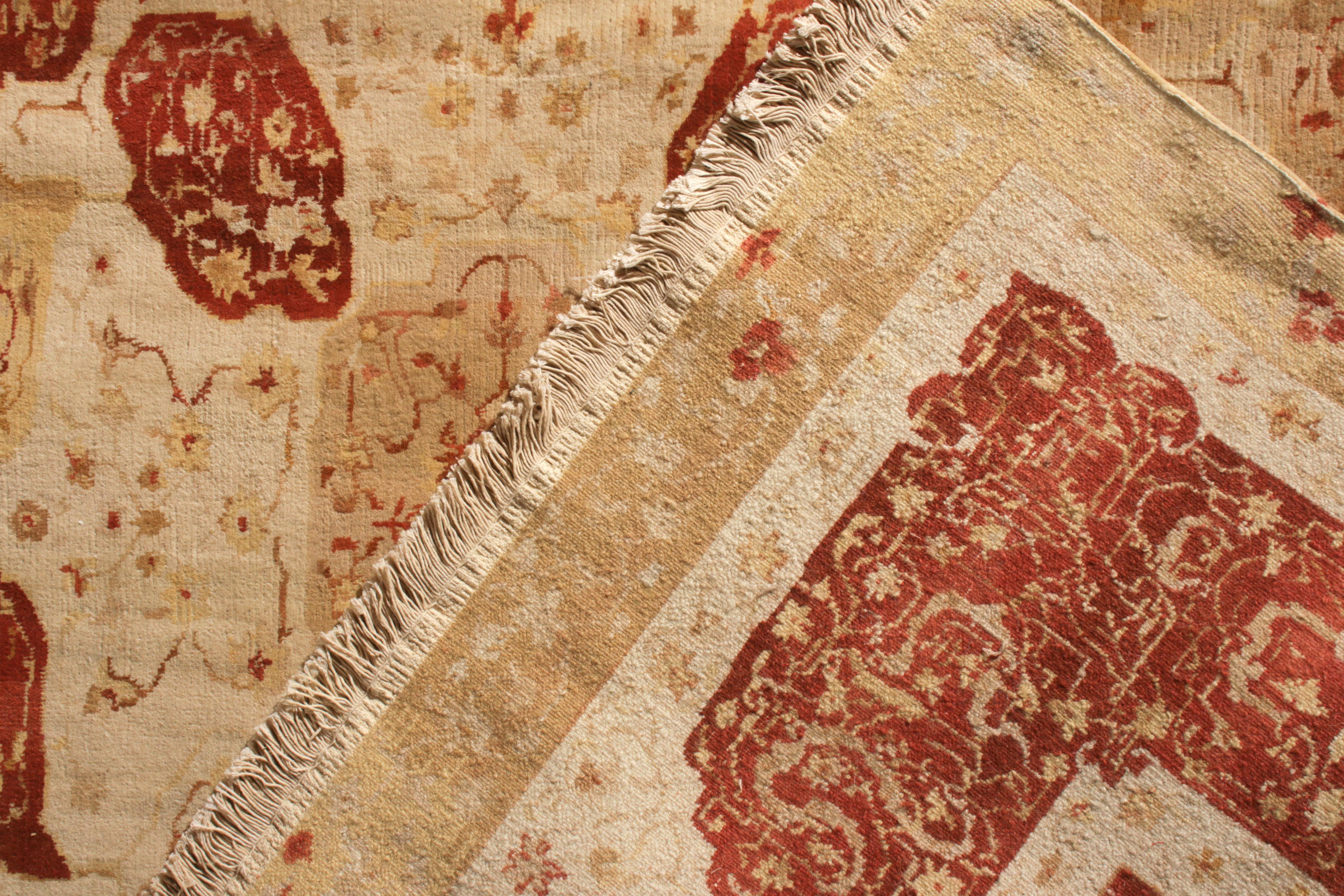 Annodato a mano Tappeto classico in stile Agra di Rug & Kilim in beige-marrone e con motivi floreali rossi in vendita