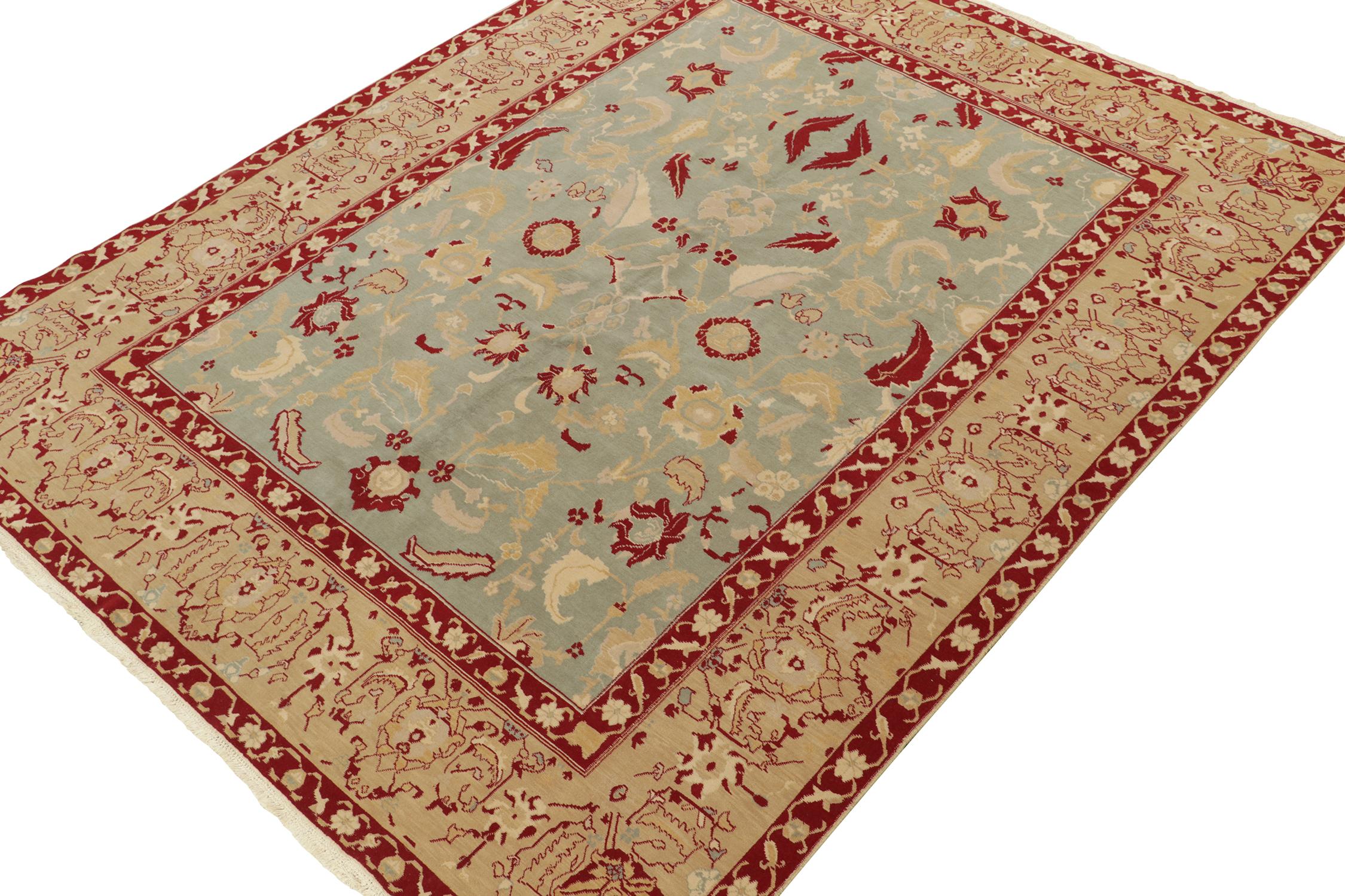 Un tapis 9x11 inspiré des styles de tapis anciens d'Agra, de la Collection Modern Classics de Rug & Kilim. Noué à la main en laine, il joue un bleu glacé exceptionnel sur fond de rouge et d'or dans des motifs floraux d'une grâce classique.
Plus loin