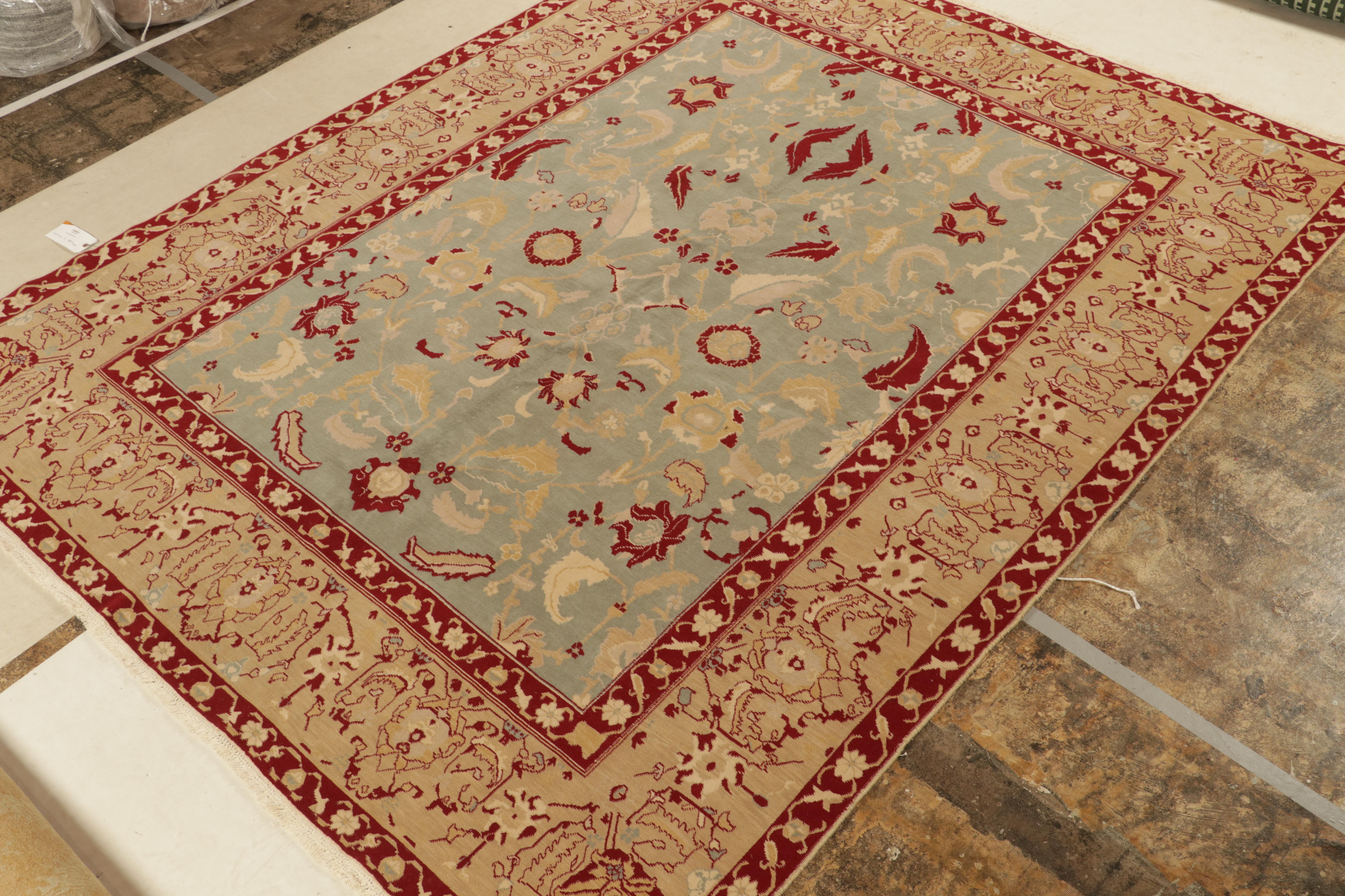Ein 9x11 großer Teppich, inspiriert von antiken Agra-Teppichen, aus der Modern Classics Collection'S von Rug & Kilim. Handgeknüpft in Wolle, spielt ein außergewöhnliches Eisblau unter Rot und Gold in floralen Mustern mit klassischer Anmut.
Weiter