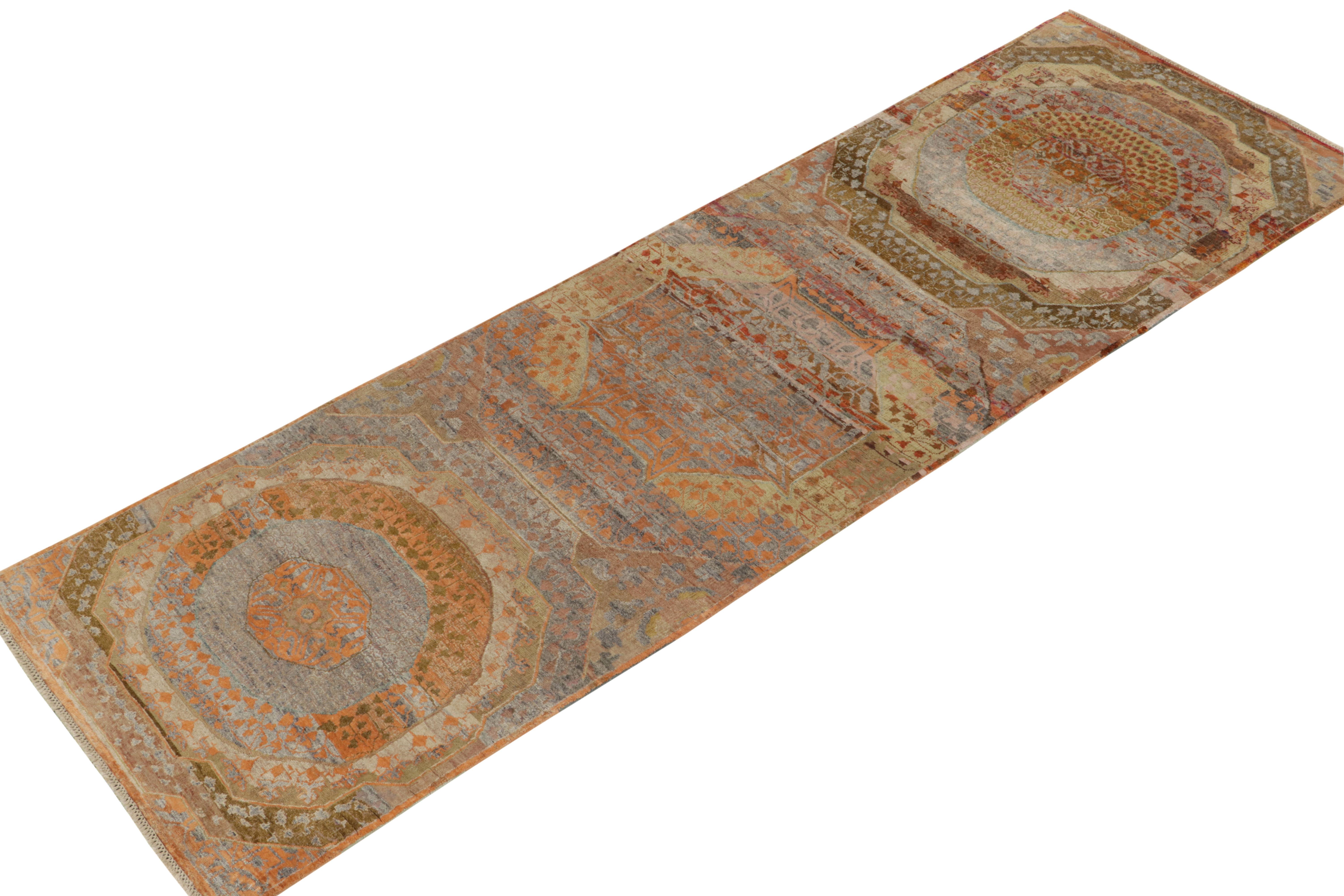 Noué à la main dans un fin mélange de laine et de soie luxueuses, ce chemin de table 3x10 est issu de la collection Modern Classics de Rug & Kilim.

Sur le design : S'inspirant subtilement d'Agra, ce tapis présente une répétition hexagonale avec des