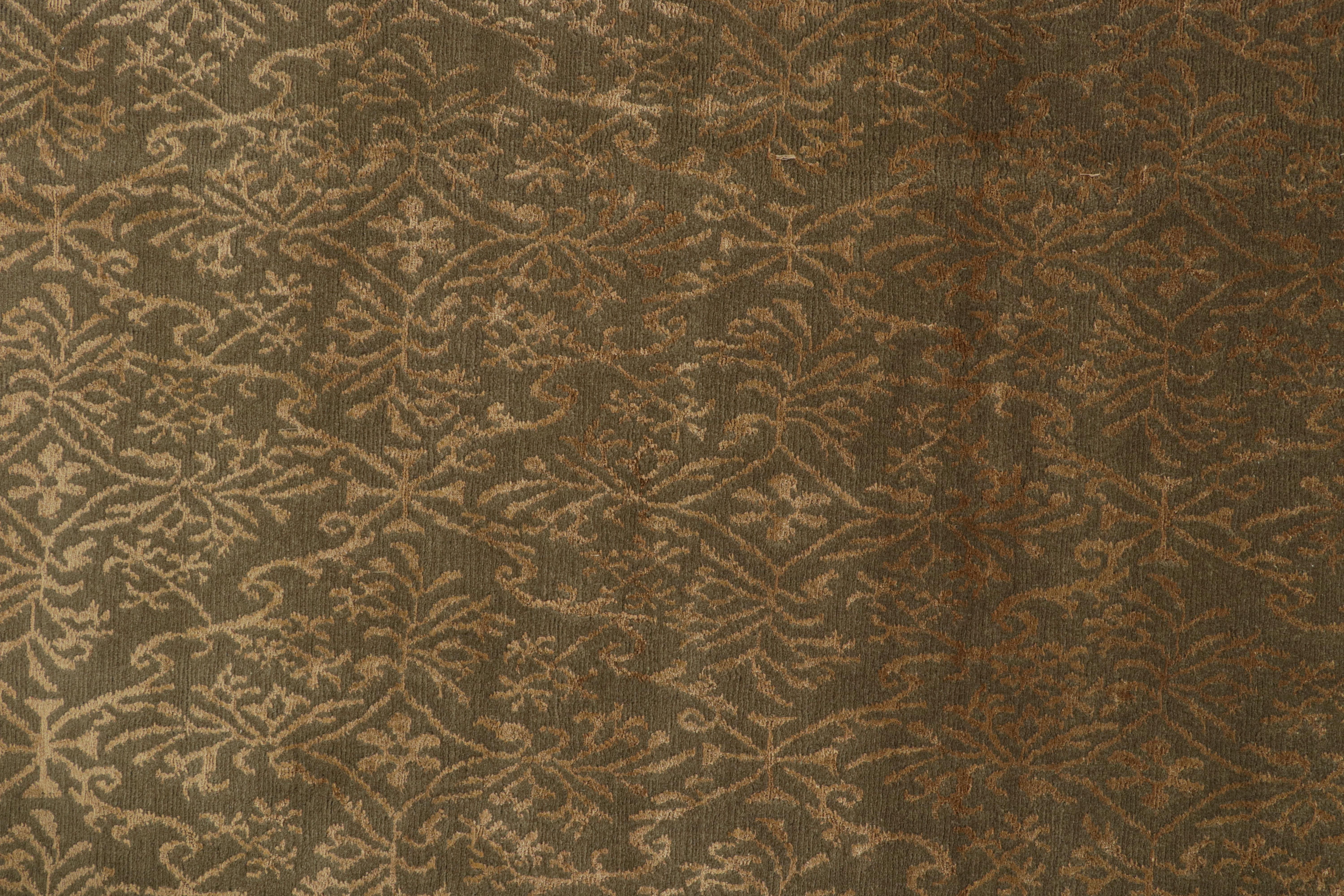 Noué à la main Rug & Kilim's European Style Rug in Brown and Gold with Floral Pattern Cordoba (tapis de style européen en brun et or avec motif floral) en vente
