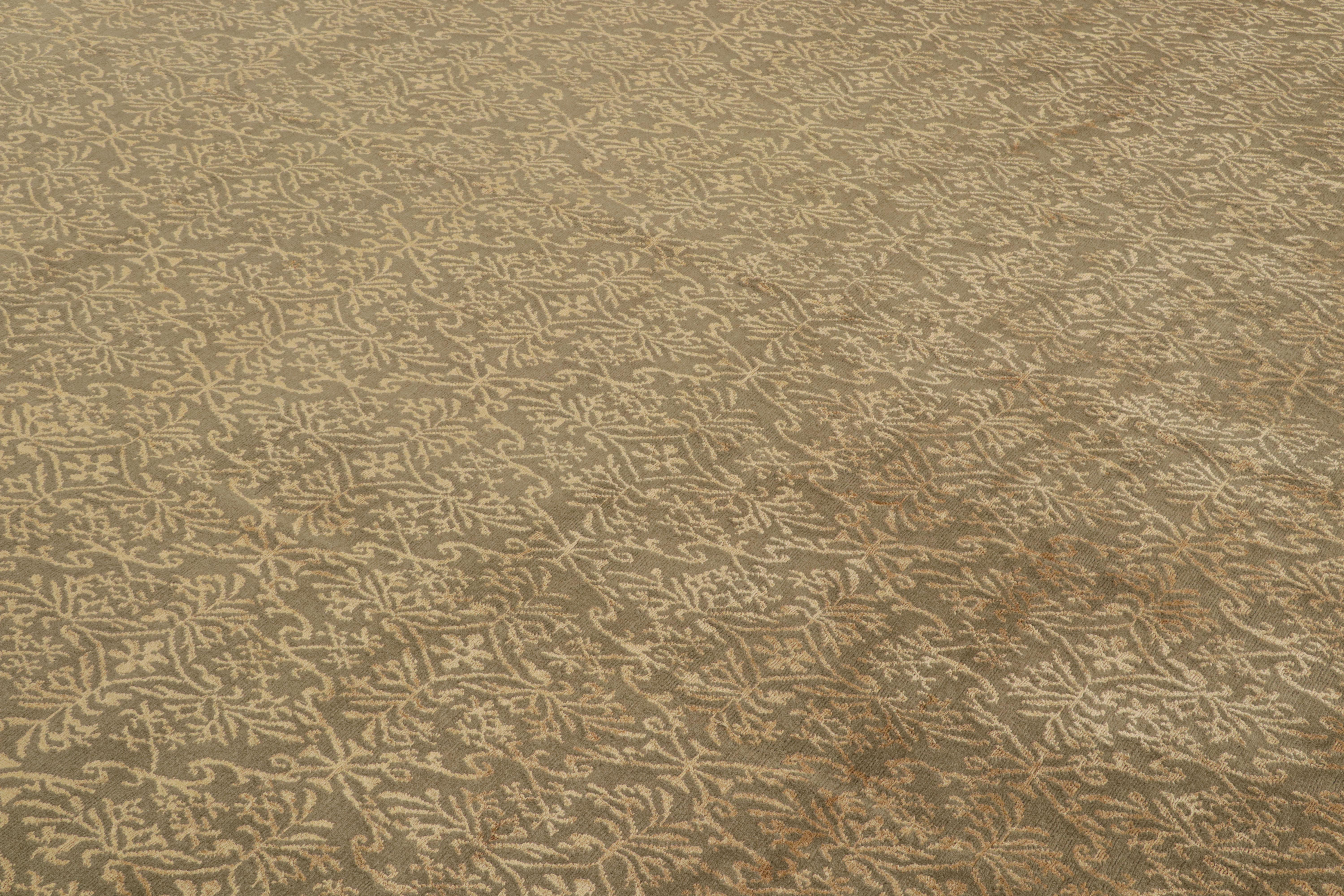Rug & Kilim's Teppich im europäischen Stil in Brown und Gold mit Blumenmuster Cordoba (Nepalesisch) im Angebot