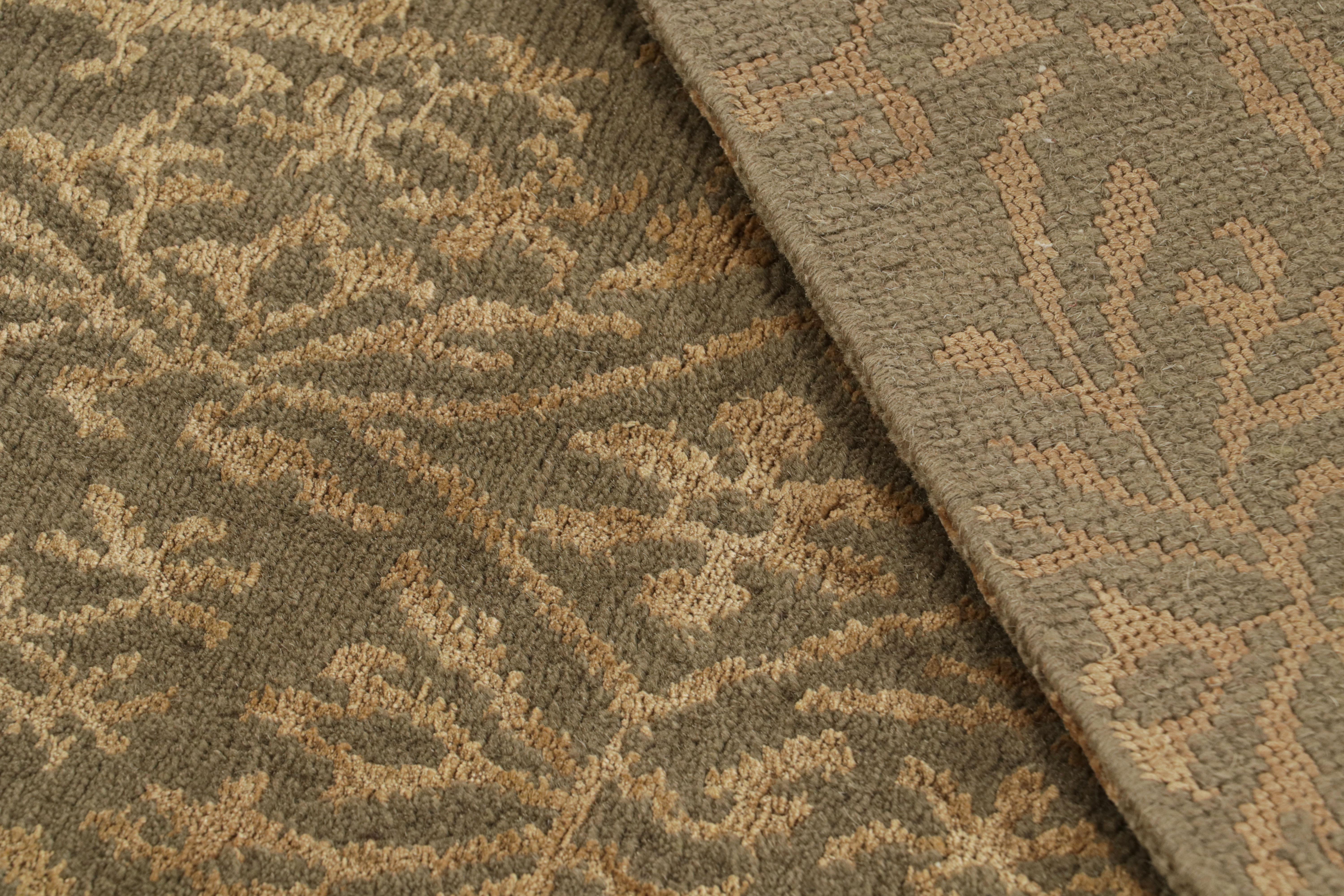 Rug & Kilim's Teppich im europäischen Stil in Brown und Gold mit Blumenmuster Cordoba (21. Jahrhundert und zeitgenössisch) im Angebot