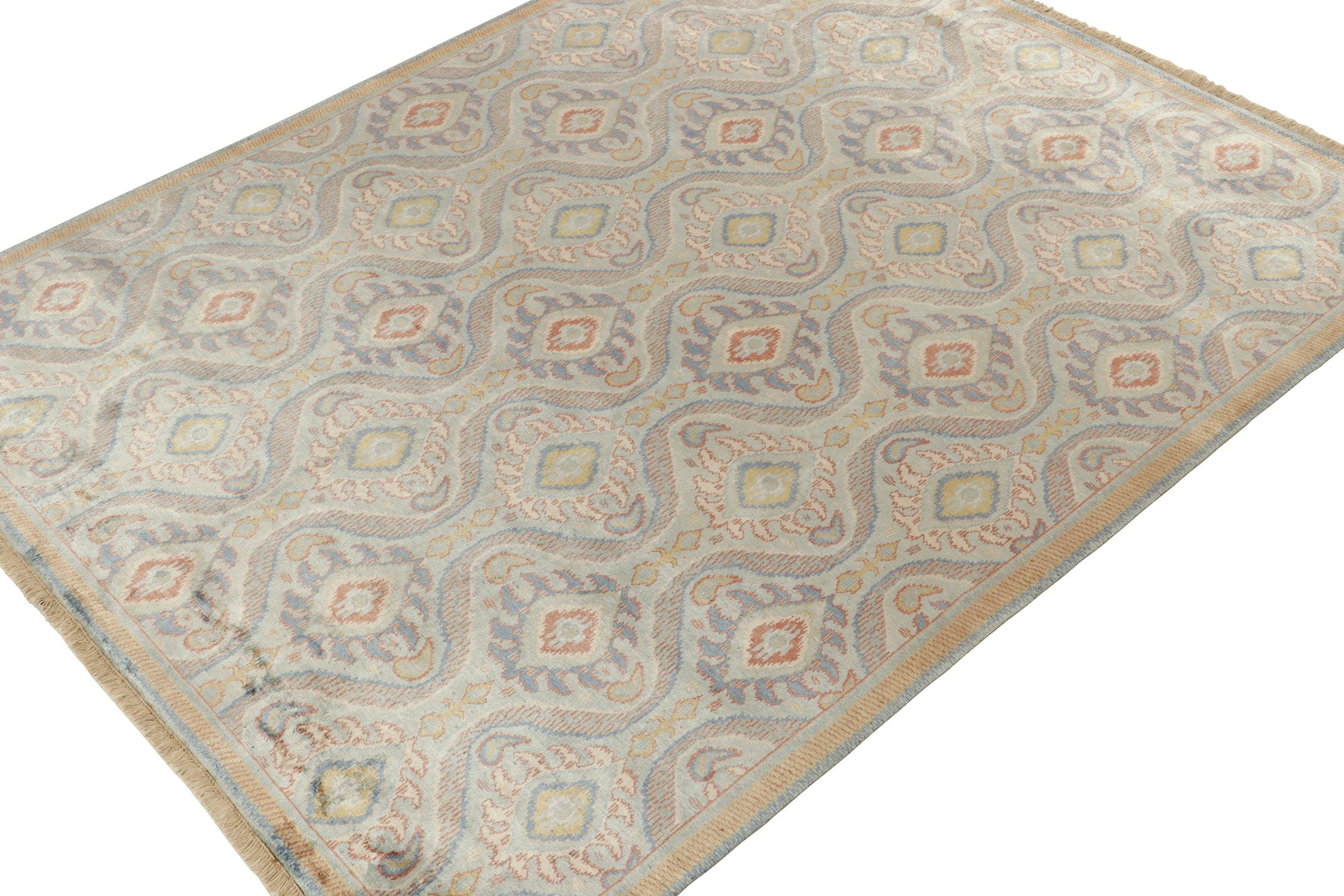 Un tappeto 8x10 ispirato agli stili tradizionali, della collezione Modern Classics di Rug & Kilim. Annodato a mano in lana, riproduce un eccezionale blu accanto al rosso e all'oro in motivi dalla grazia classica.
Ulteriori informazioni sul