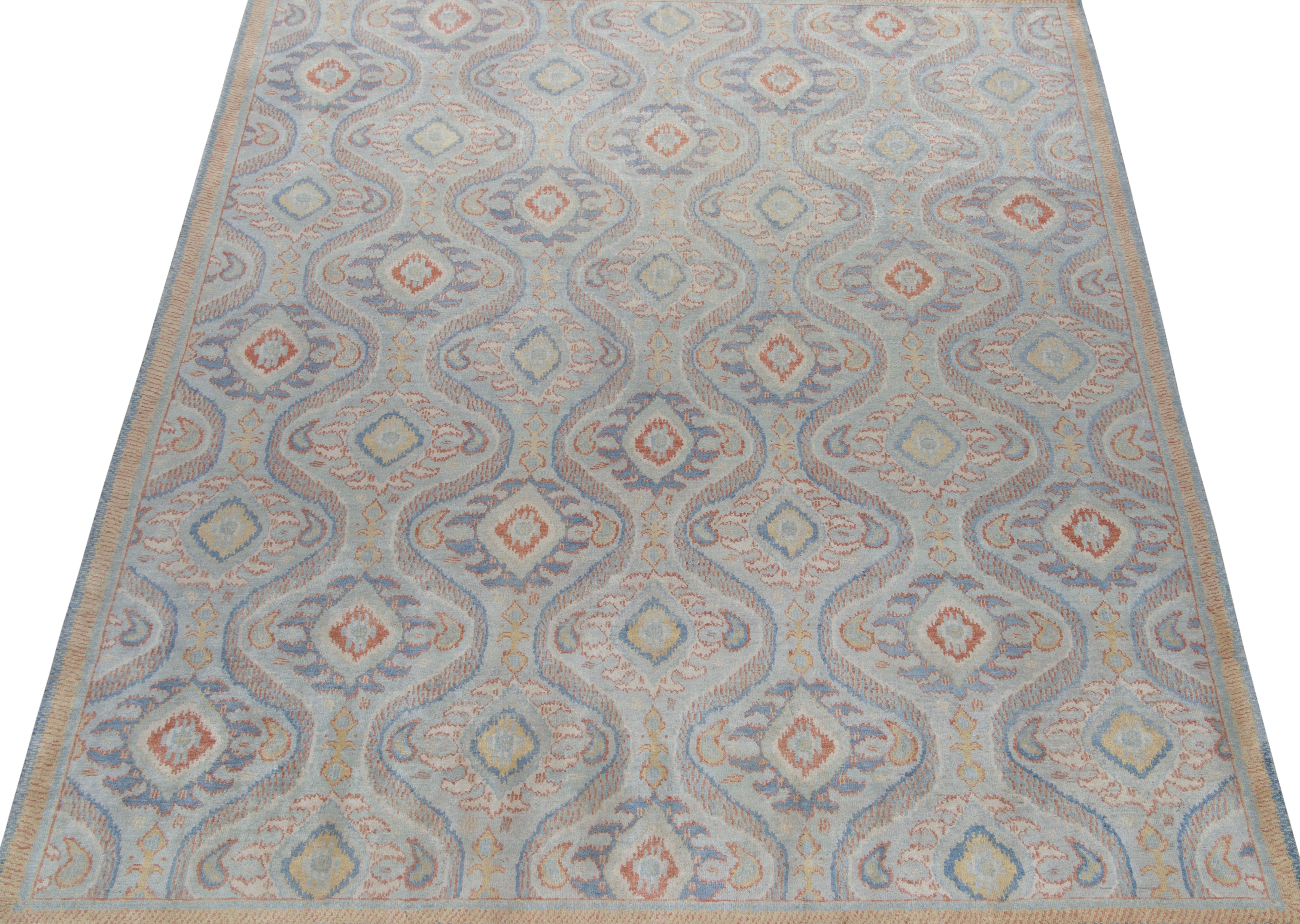 Moderno Rug & Kilim è un tappeto classico in stile Ikats con motivi blu, oro e rosso ruggine. in vendita