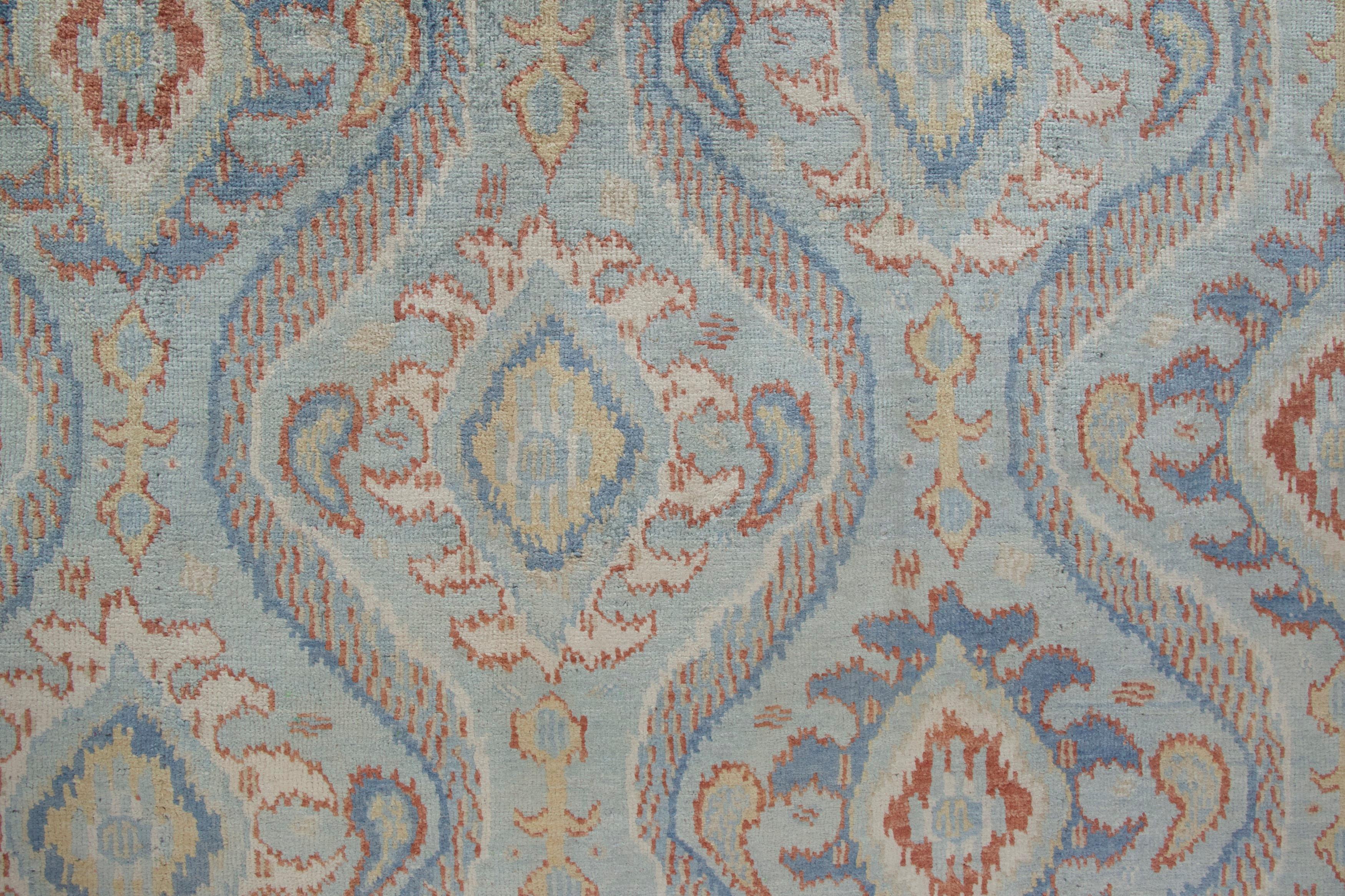 Indiano Rug & Kilim è un tappeto classico in stile Ikats con motivi blu, oro e rosso ruggine. in vendita