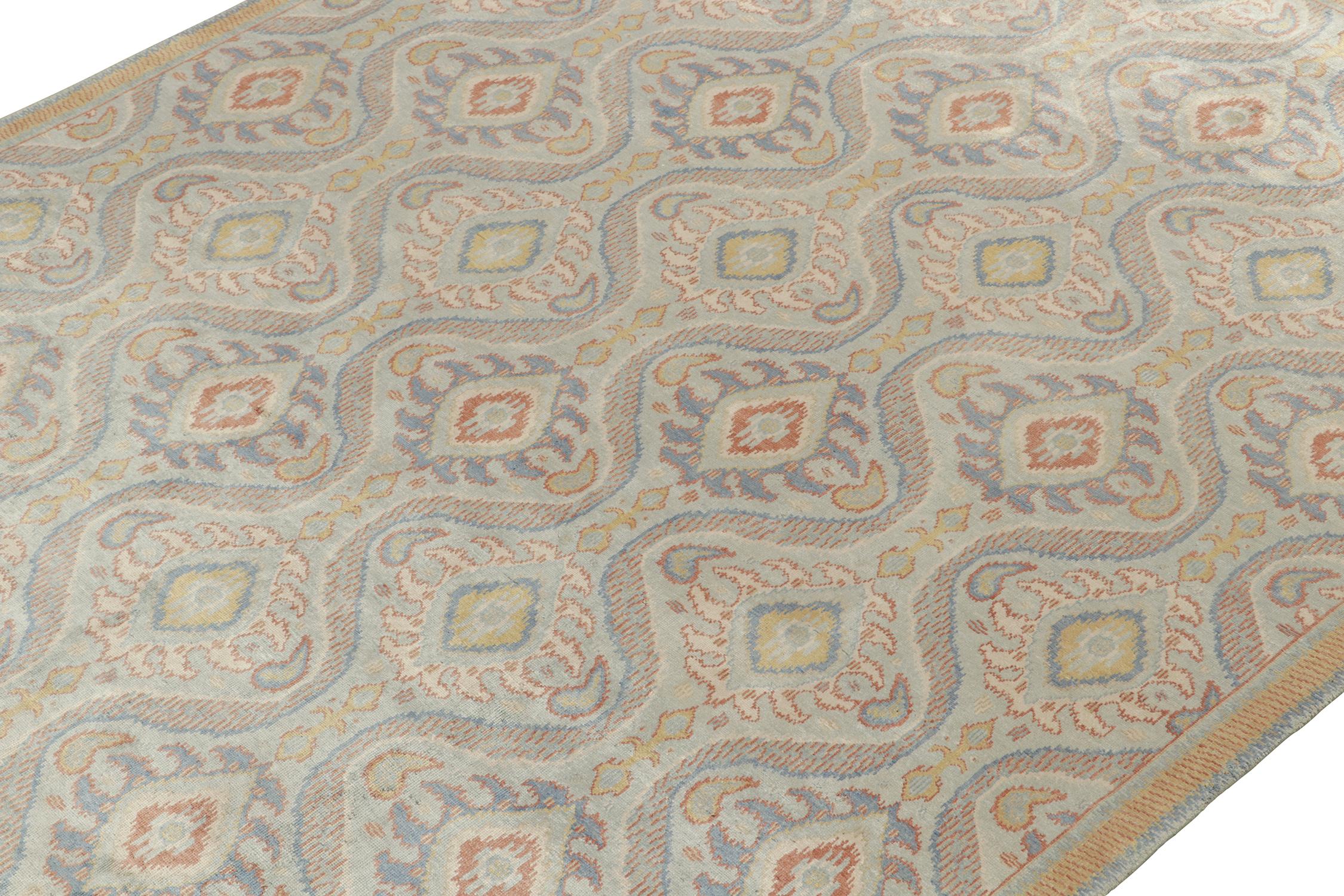 Annodato a mano Rug & Kilim: tappeto classico in stile Ikats con motivi blu, oro e rosso ruggine in vendita