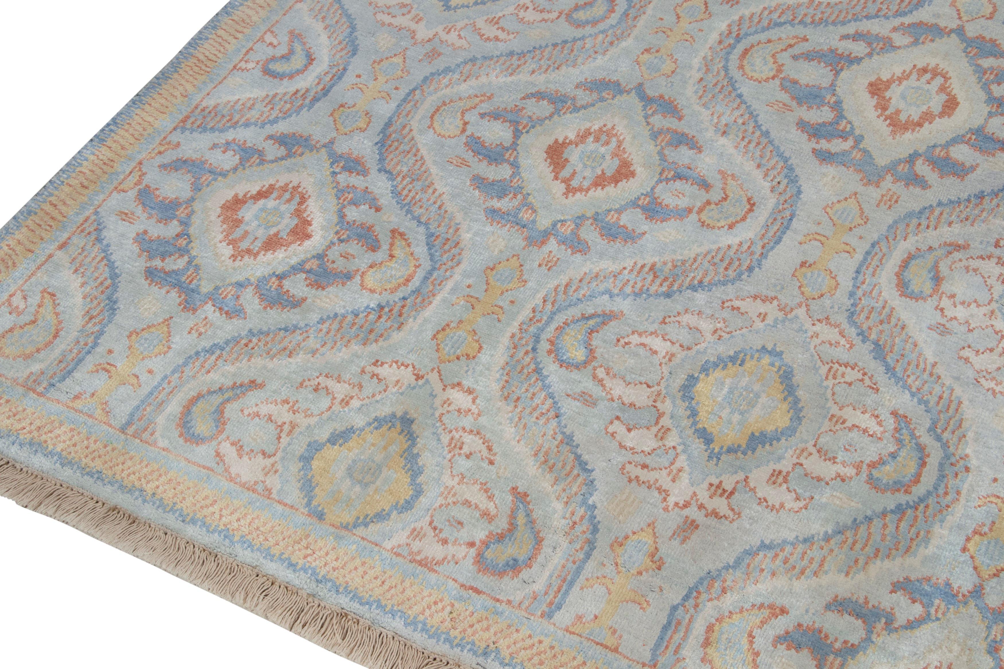 Annodato a mano Rug & Kilim è un tappeto classico in stile Ikats con motivi blu, oro e rosso ruggine. in vendita