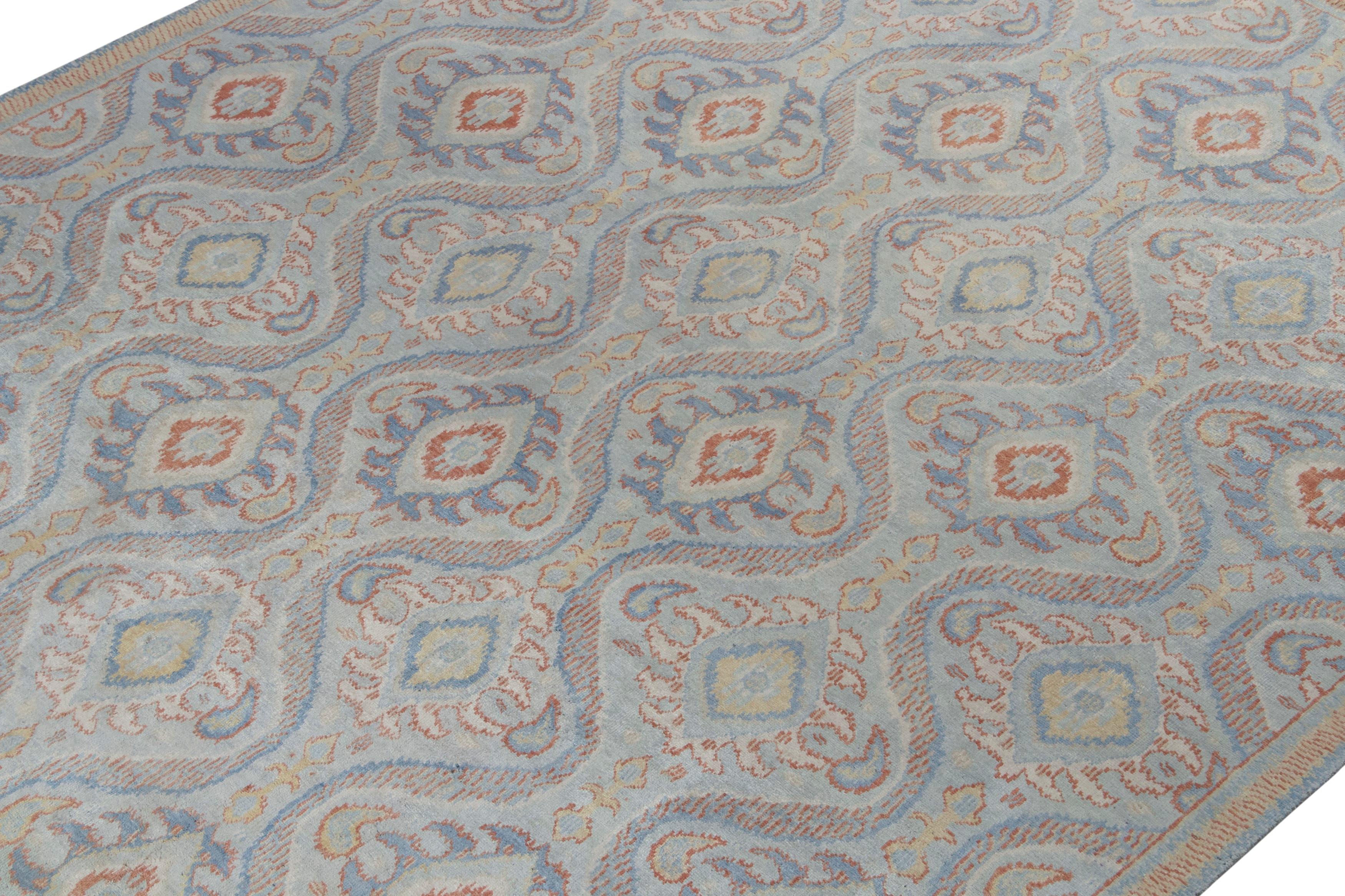 Rug & Kilim è un tappeto classico in stile Ikats con motivi blu, oro e rosso ruggine. In condizioni Nuovo in vendita a Long Island City, NY