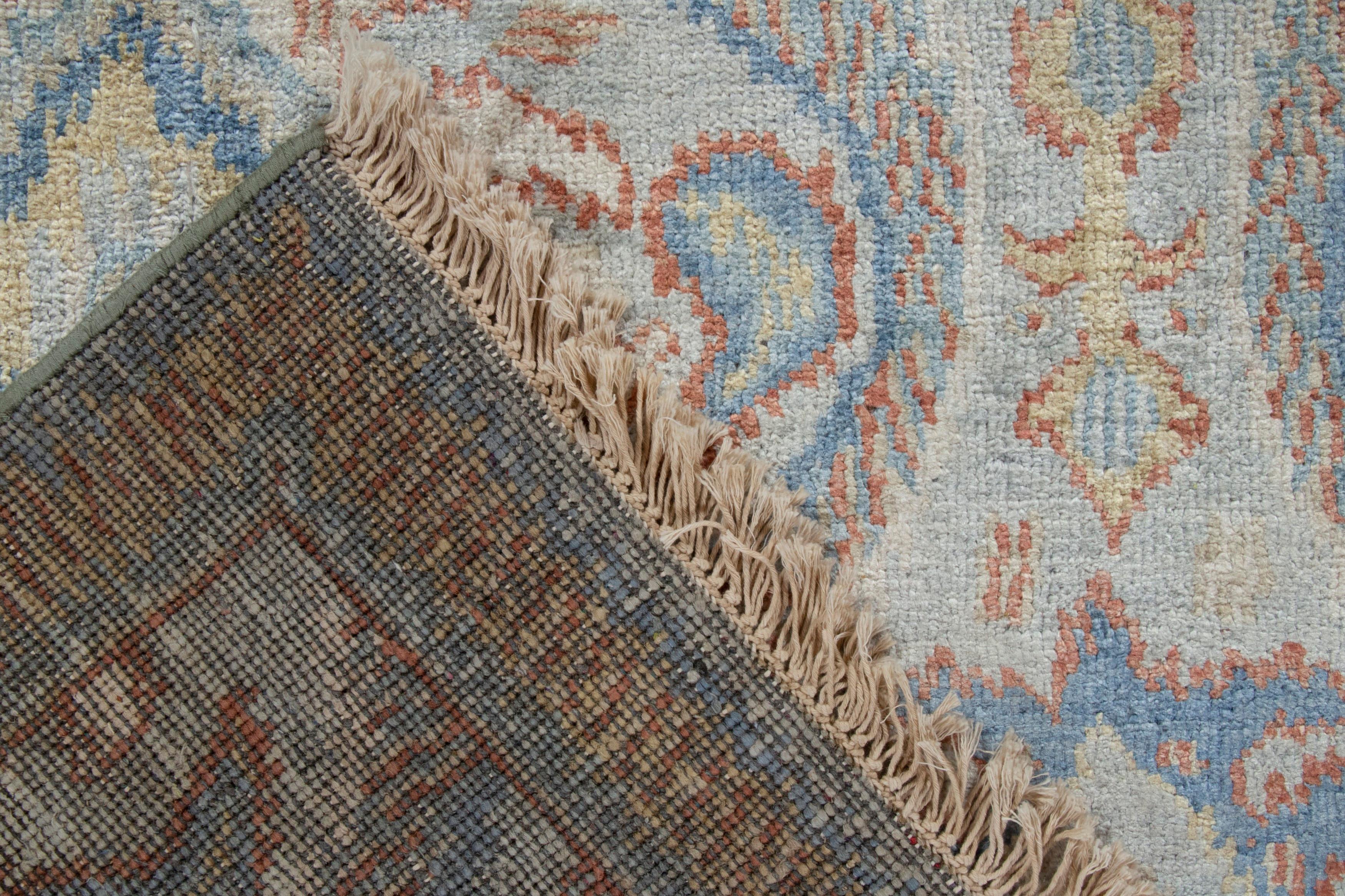 XXI secolo e contemporaneo Rug & Kilim è un tappeto classico in stile Ikats con motivi blu, oro e rosso ruggine. in vendita