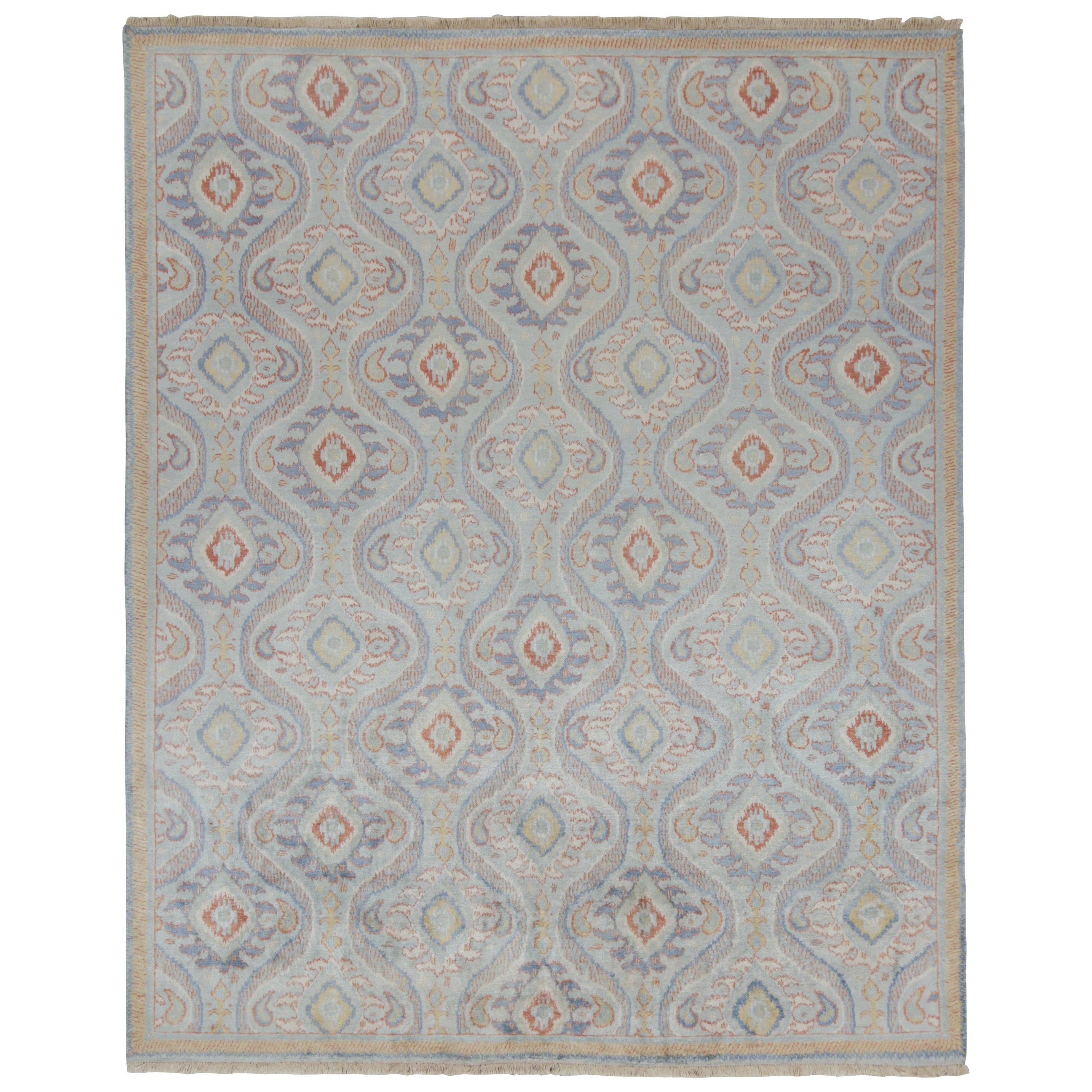 Rug & Kilim è un tappeto classico in stile Ikats con motivi blu, oro e rosso ruggine.
