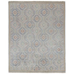 Rug & Kilim è un tappeto classico in stile Ikats con motivi blu, oro e rosso ruggine.