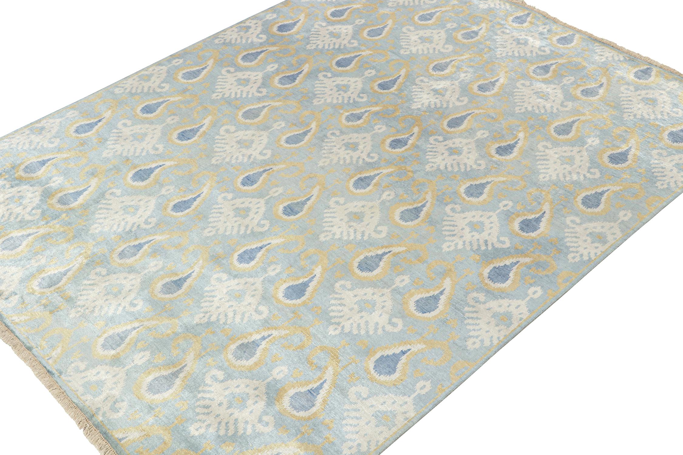 Una alfombra de 8x9 inspirada en los estilos de alfombras tradicionales, de la colección Modern Classics de Rug & Kilim. Anudada a mano en lana, reproduce un azul excepcional junto a dorados y blancos en motivos paisley sobre un fondo azul