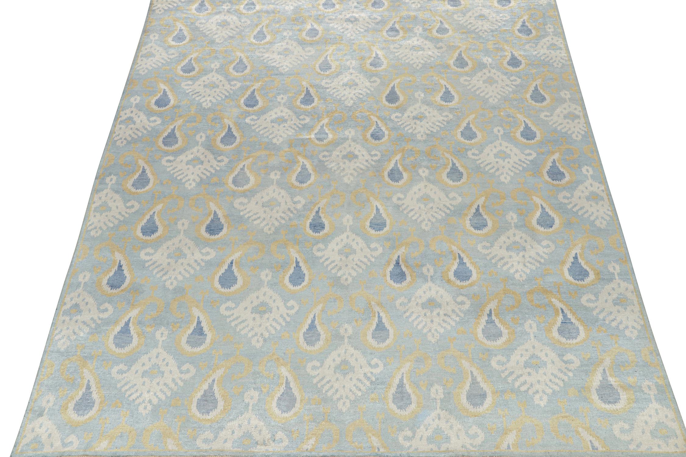Alfombra de estilo ikats clásico de Rug & Kilim con motivos dorados, blancos y azules Indio en venta