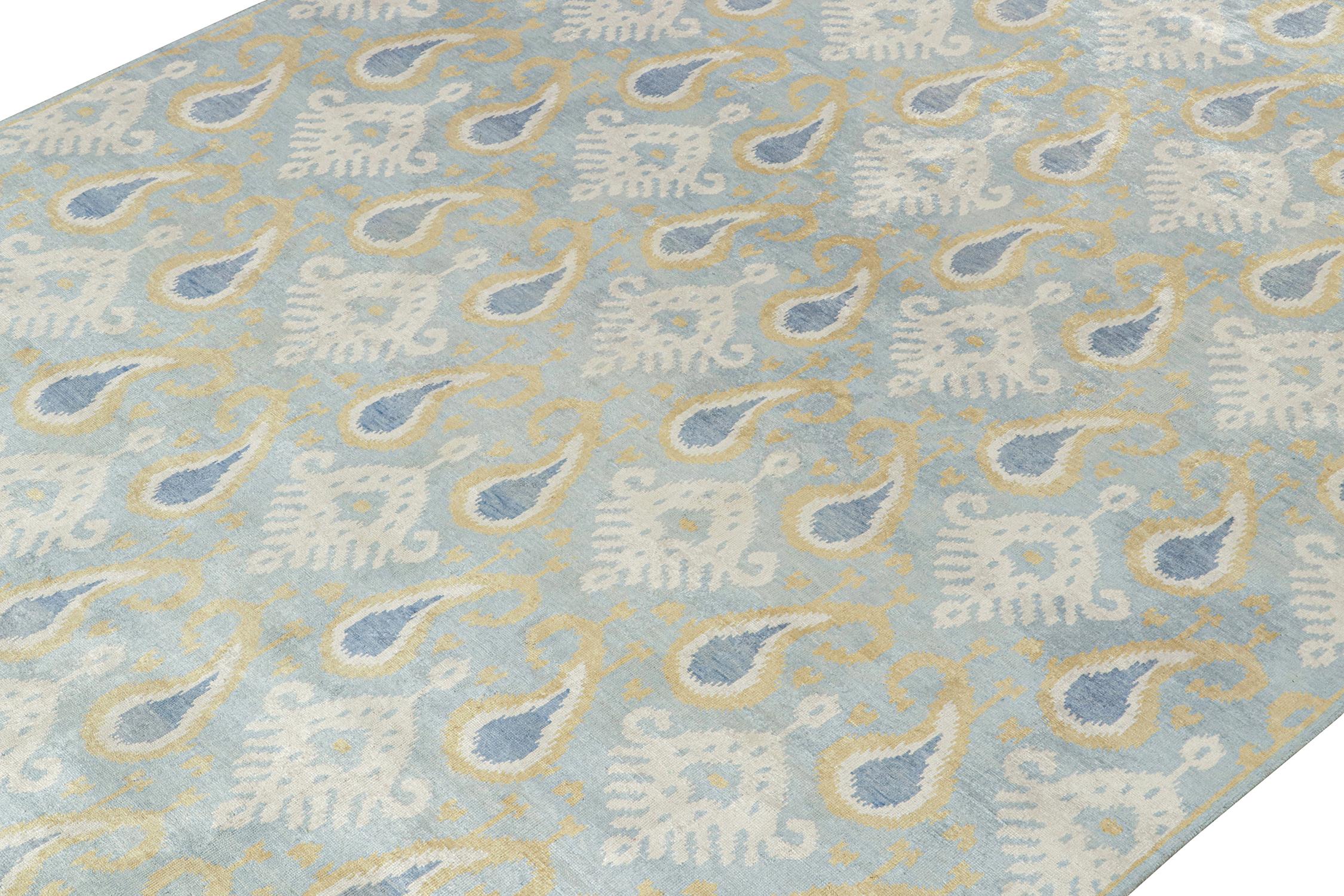 Alfombra de estilo ikats clásico de Rug & Kilim con motivos dorados, blancos y azules Anudado a mano en venta