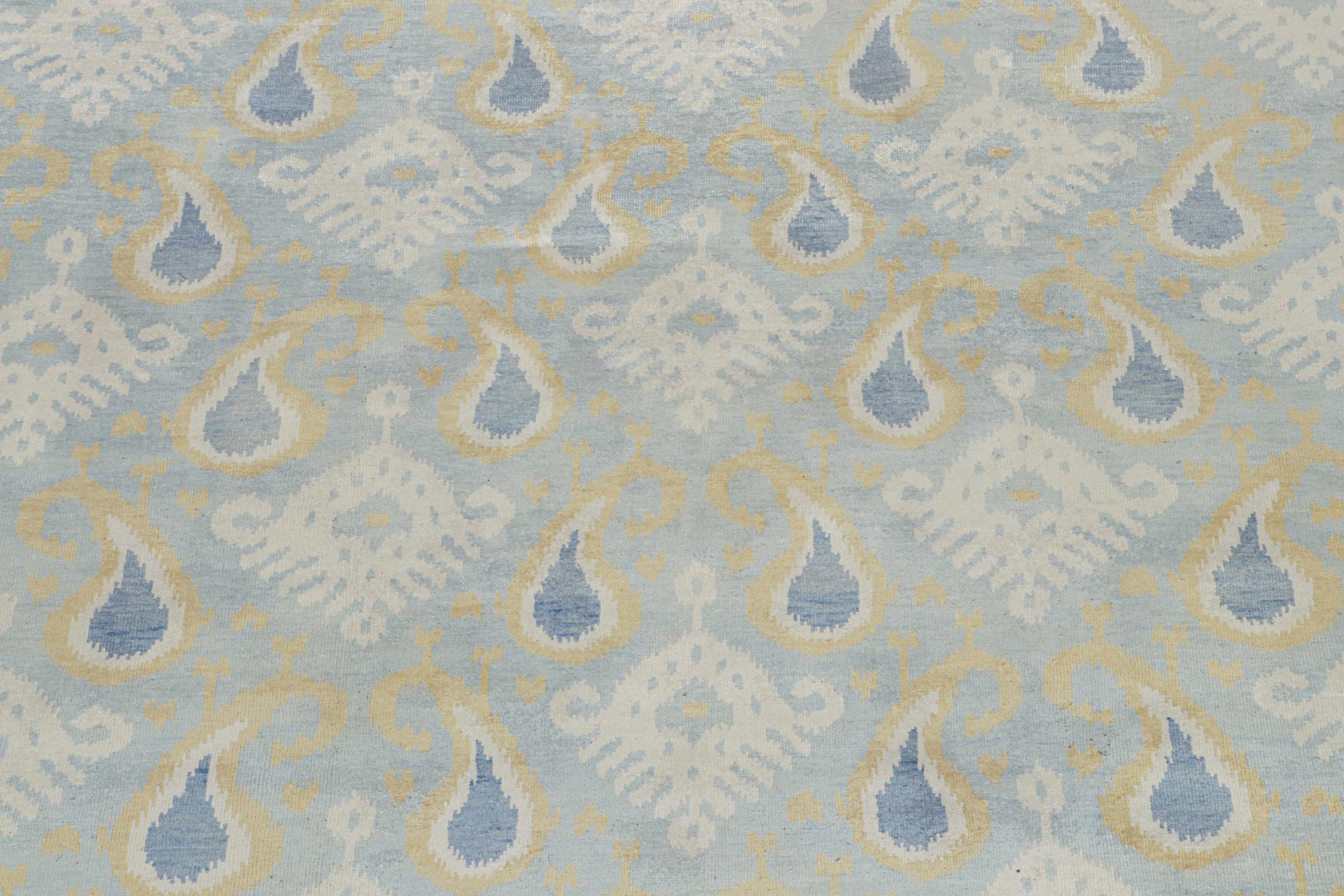 XXI secolo e contemporaneo Rug & Kilim è un tappeto classico in stile Ikats con motivi in oro, bianco e blu in vendita