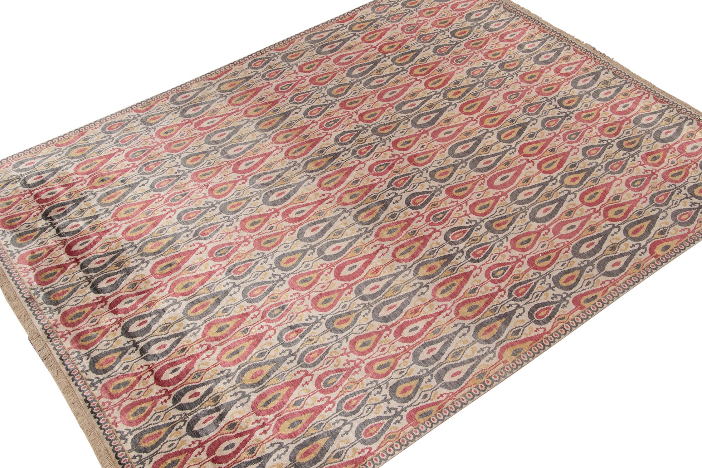 Ein 8x10 Teppich, inspiriert von traditionellen Teppichstilen, aus der Modern Classics Collection'S von Rug & Kilim. Handgeknüpft aus Wolle und Seide, die ein außergewöhnliches rotes neben grauen und goldenen Allover-Mustern mit hervorragenden
