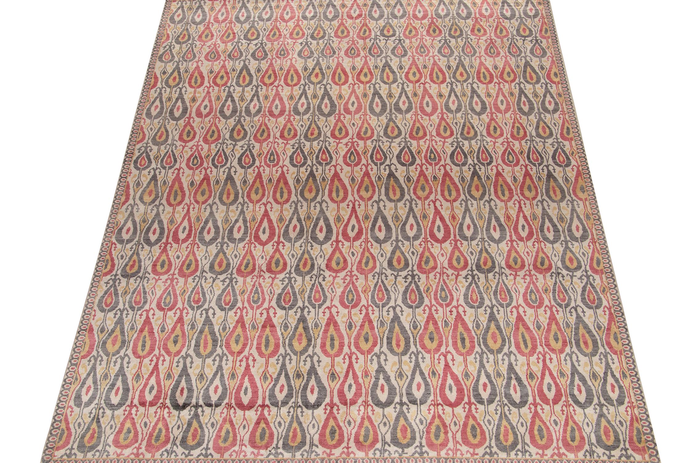 Rug & Kilim's Classic Ikats Style Teppich mit roten, grauen und goldenen Mustern (Indisch) im Angebot