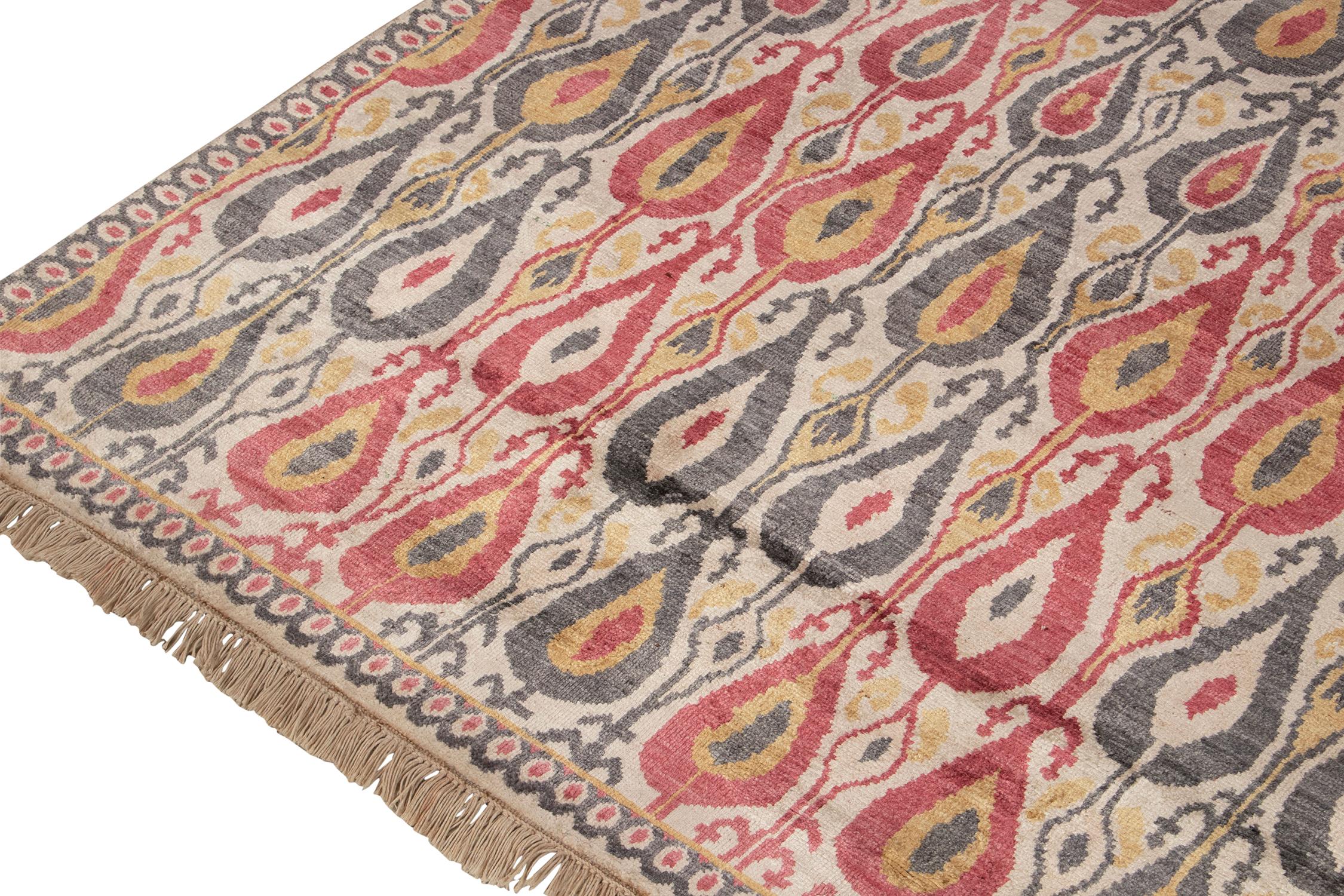 Rug & Kilim's Classic Ikats Style Teppich mit roten, grauen und goldenen Mustern im Zustand „Neu“ im Angebot in Long Island City, NY