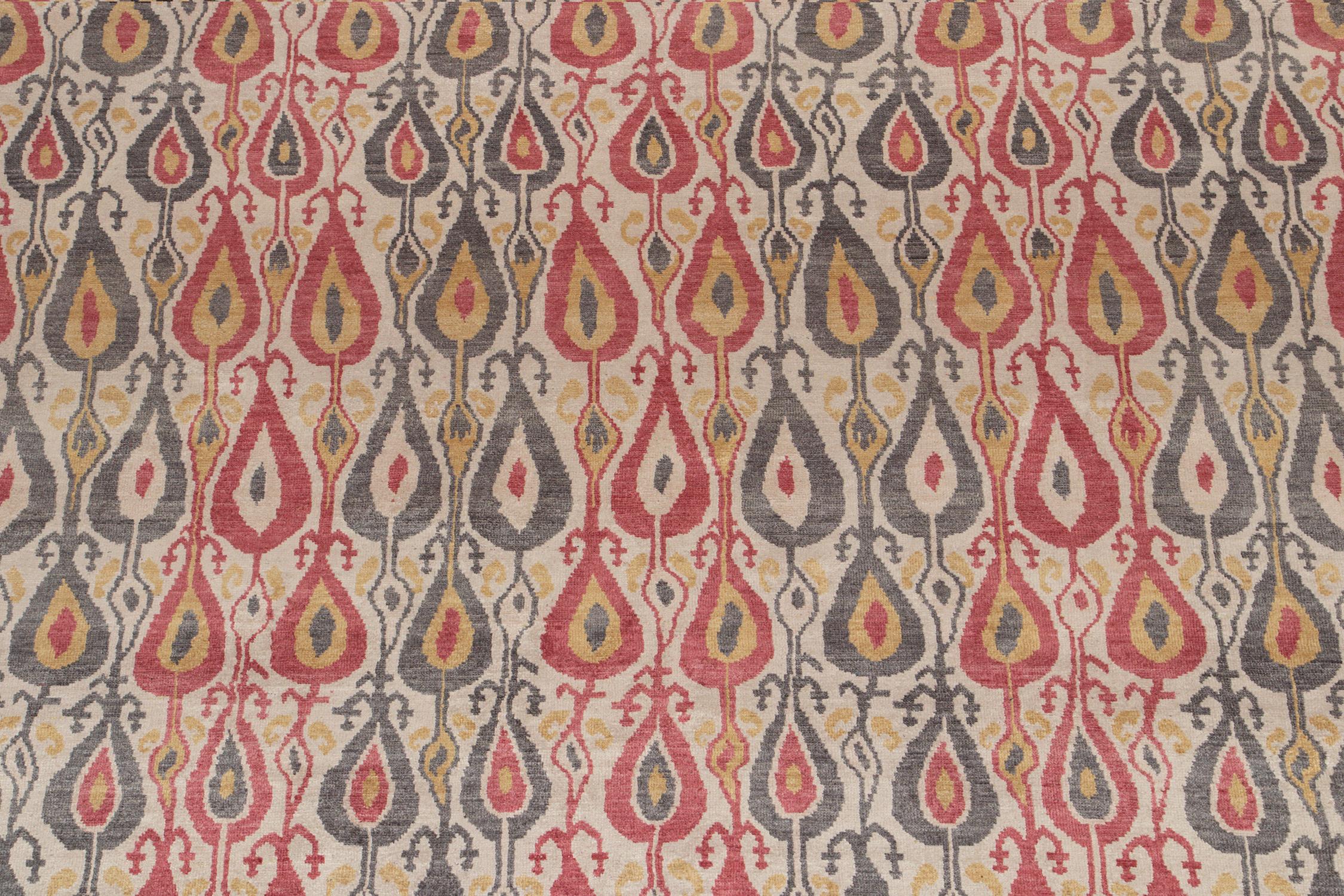 Rug & Kilim's Classic Ikats Style Teppich mit roten, grauen und goldenen Mustern (21. Jahrhundert und zeitgenössisch) im Angebot