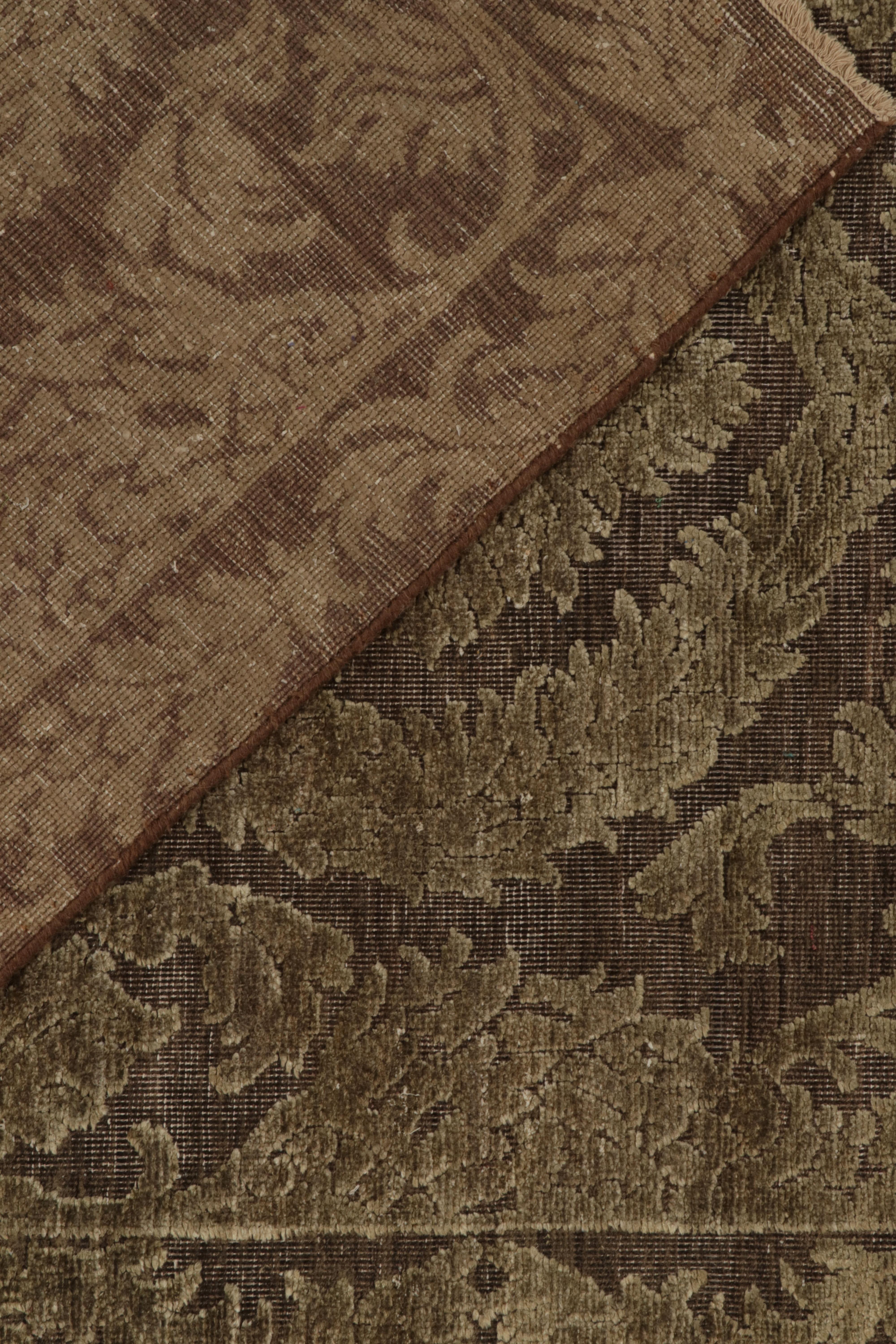 XXI secolo e contemporaneo Rug & Kilim: Tappeto classico in stile italiano con motivi floreali beige-marrone in vendita