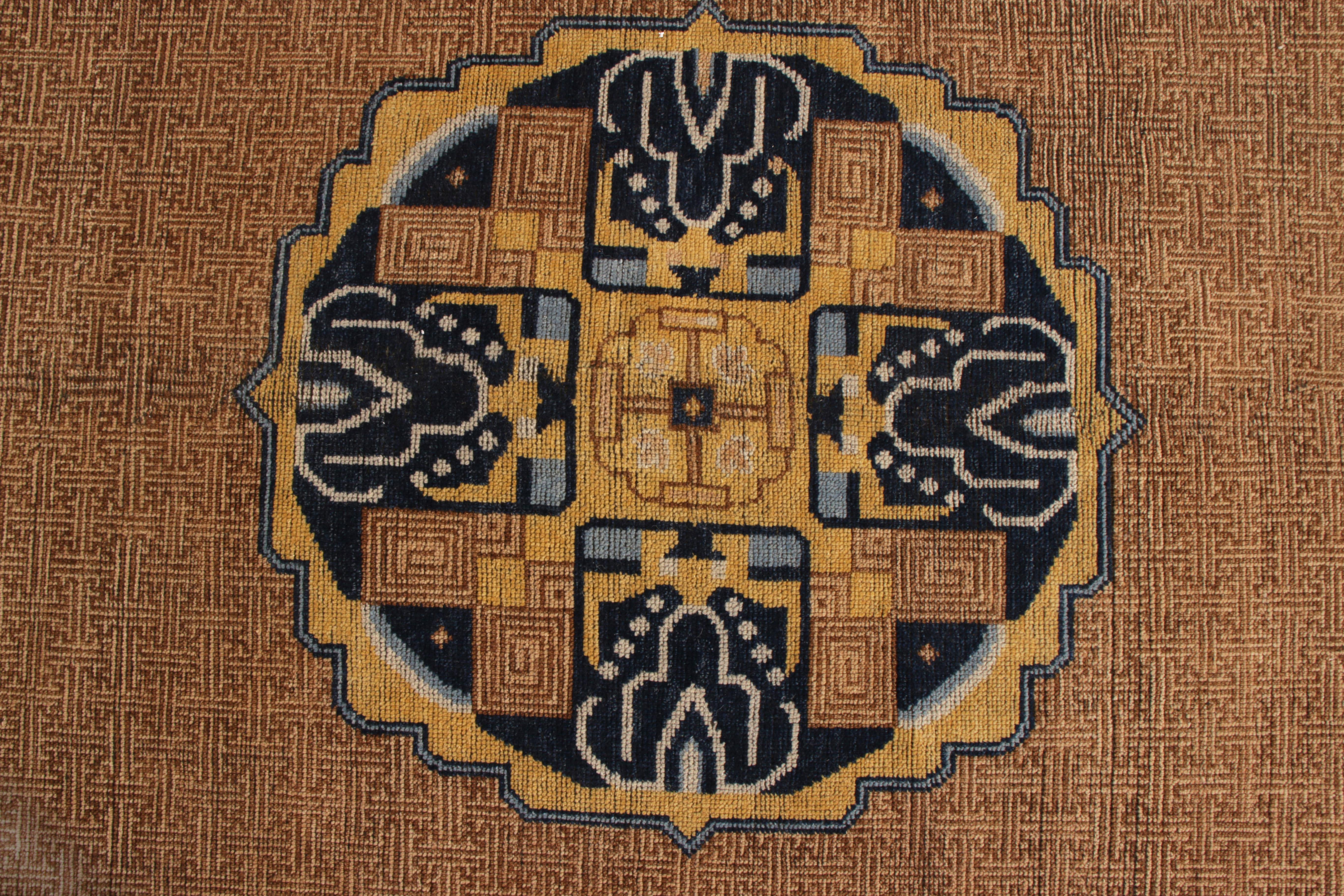Indiano Rug & Kilim: Tappeto classico in stile Kangxia con motivo a medaglione marrone e blu in vendita